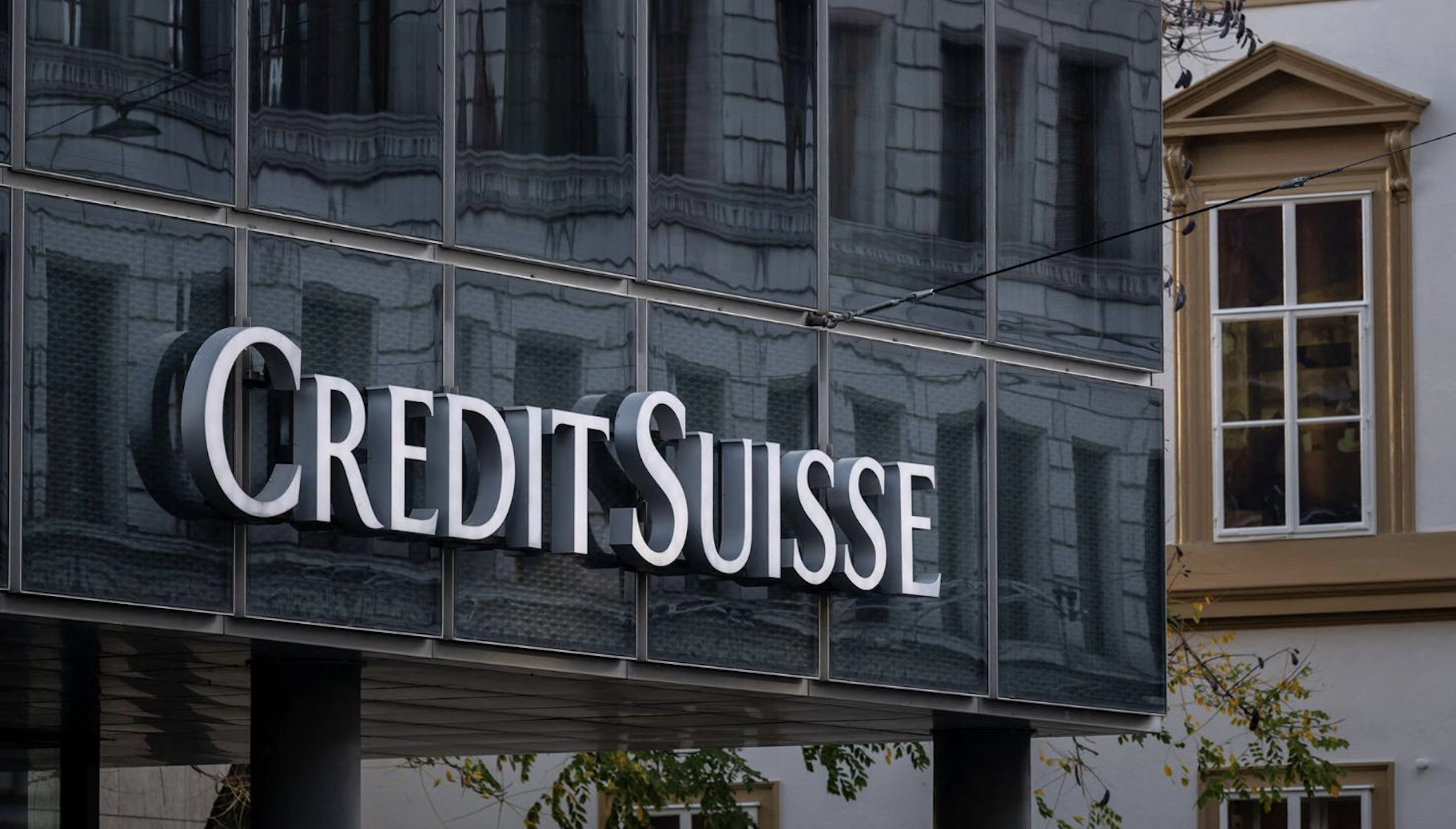 Una imatge d'un rètol de Credit Suisse en una de les sucursals de l'entitat.