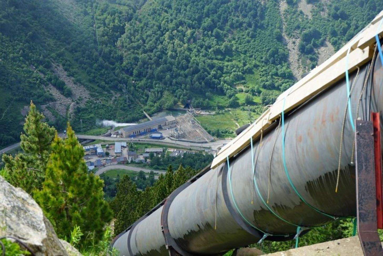 Vista àeria de la central de l'Ospitalet amb la canonada en primer terme.