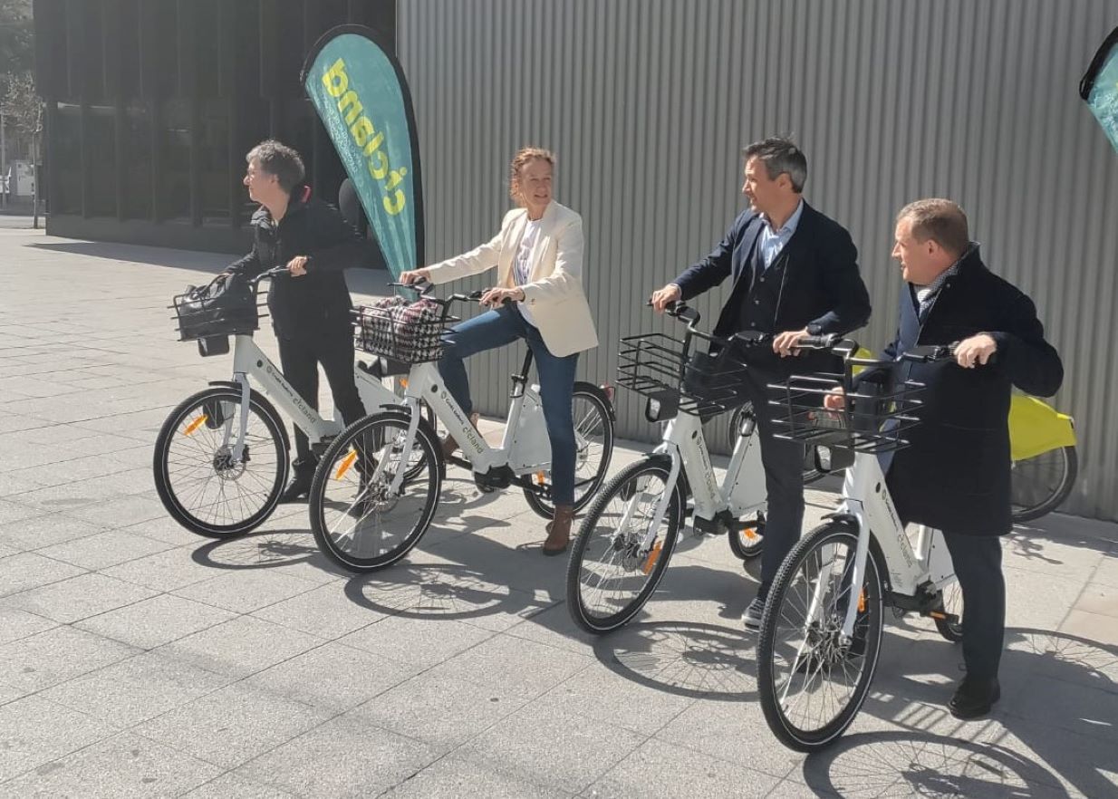 Cèlia Vendrell, David Astrié, Sílvia Calvó i Josep Majoral a punt de provar les noves bicicletes.
