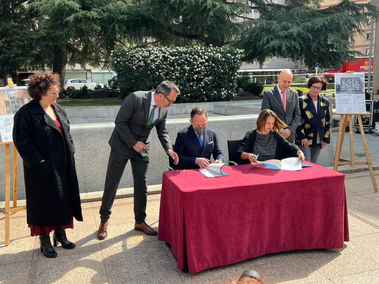 Moment de la signatura entre el Govern i el comú d'Escaldes. Moment de la signatura entre el Govern i el comú d'Escaldes.