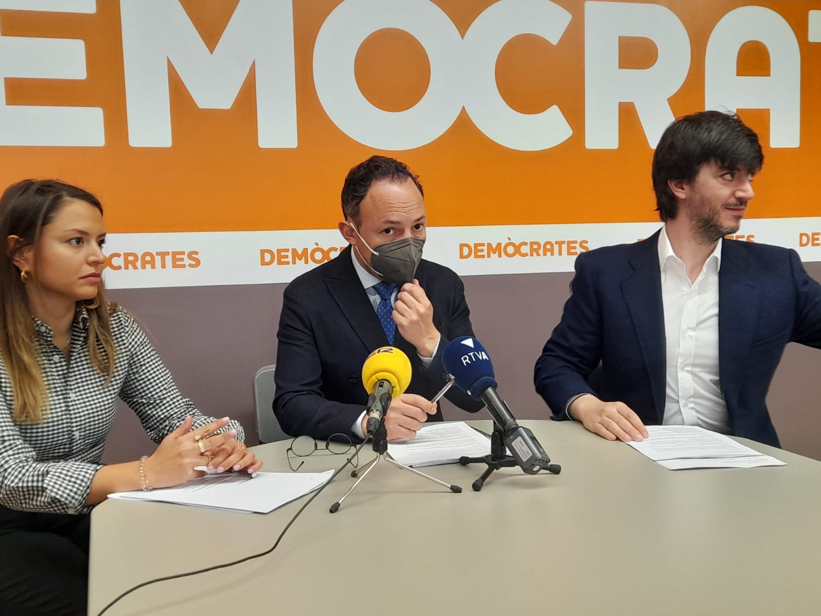 Els representants de Demòcrates presentant el programa electoral del partit.