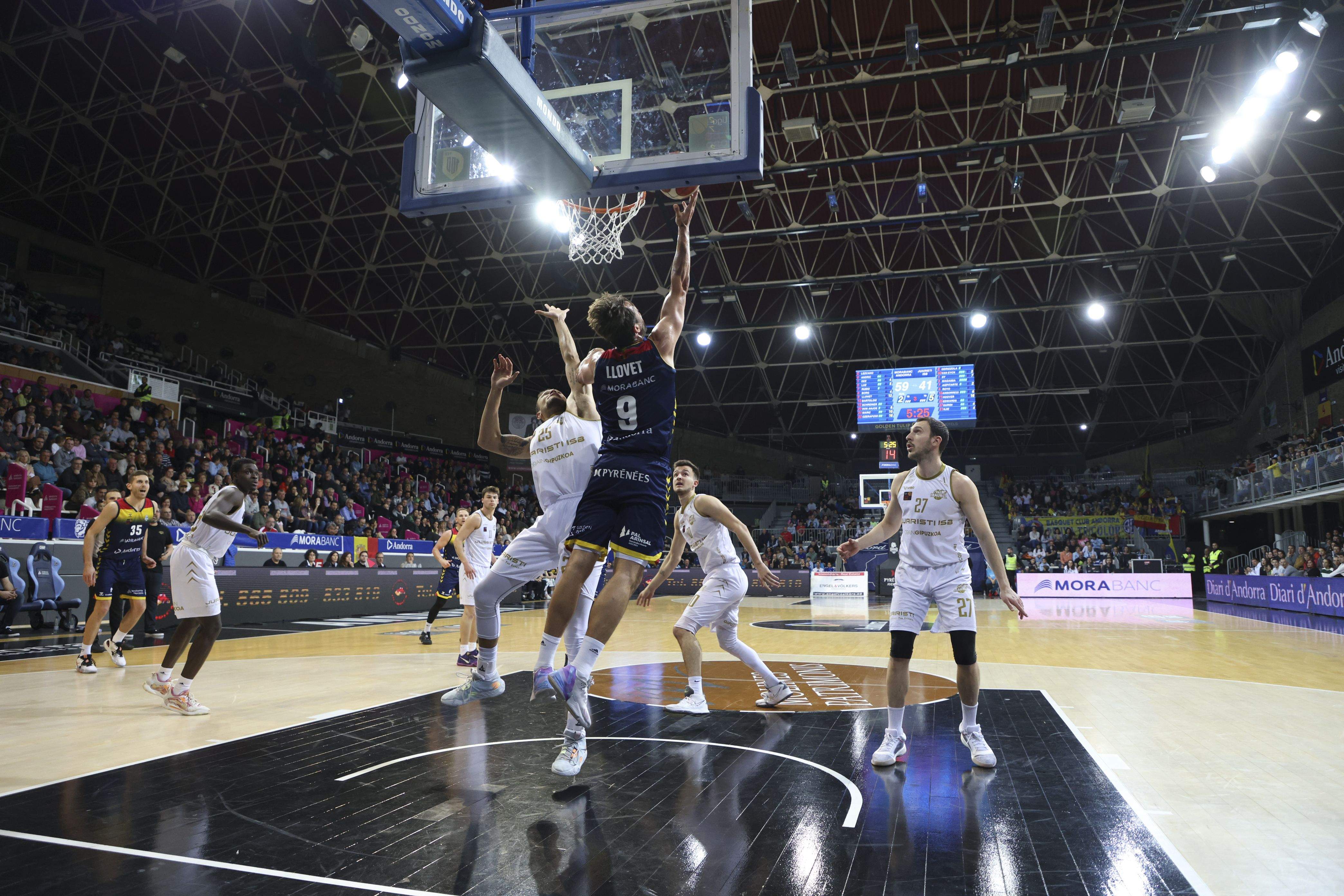Nacho Llovet fent una cistella davant dels jugadors del Juaristi