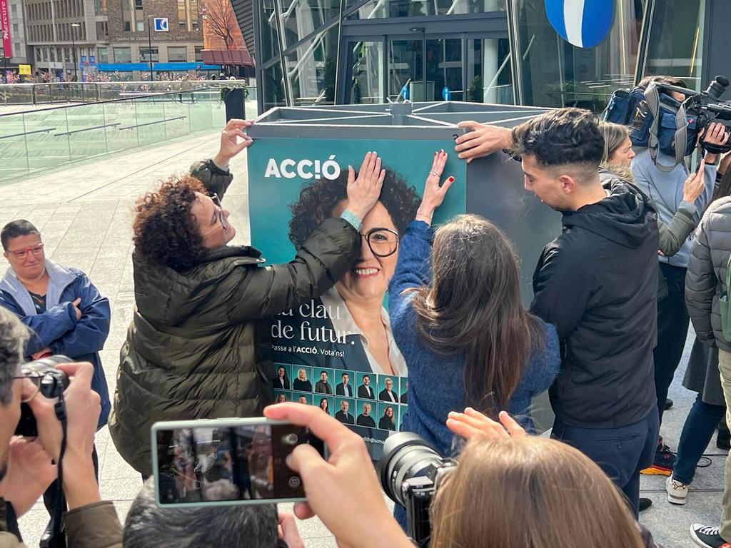 Pallarés penjant el cartell a la plaça de la Rotonda.