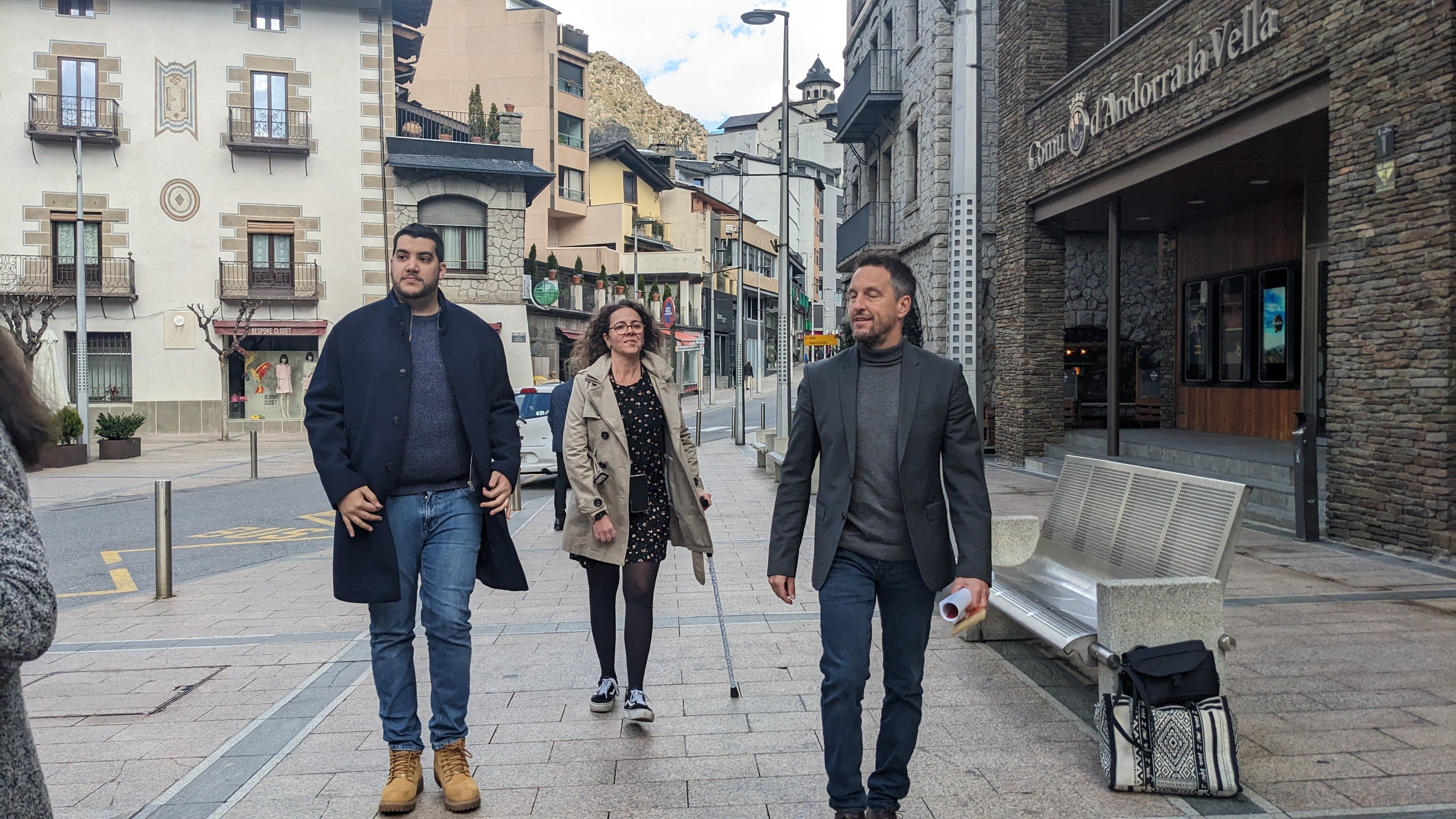 Pere Baró, Judit Salazar i Pere López arribant a la penjada de cartells a Andorra la Vella