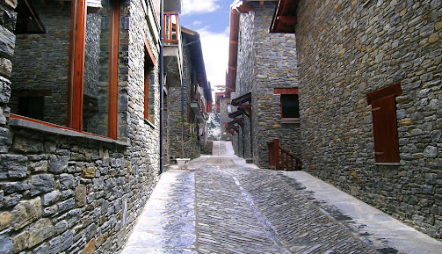 Una imatge del complex a l'exterior del complex on haurien succeït els fets.