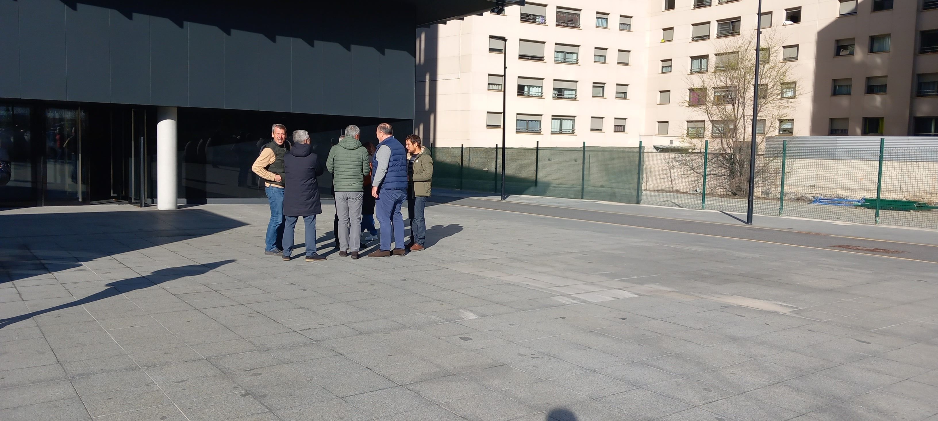 Alguns dels processats, aquest matí, abans d'entrar en les dependències judicials.