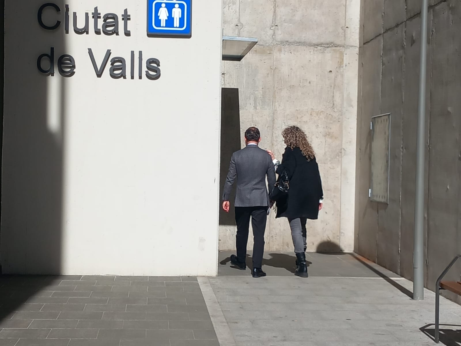 Xavier Espot i Carol Puig es dirigeixen a agafar l'ascensor de Ciutat de Valls, a tocar l'edifici ArMor.