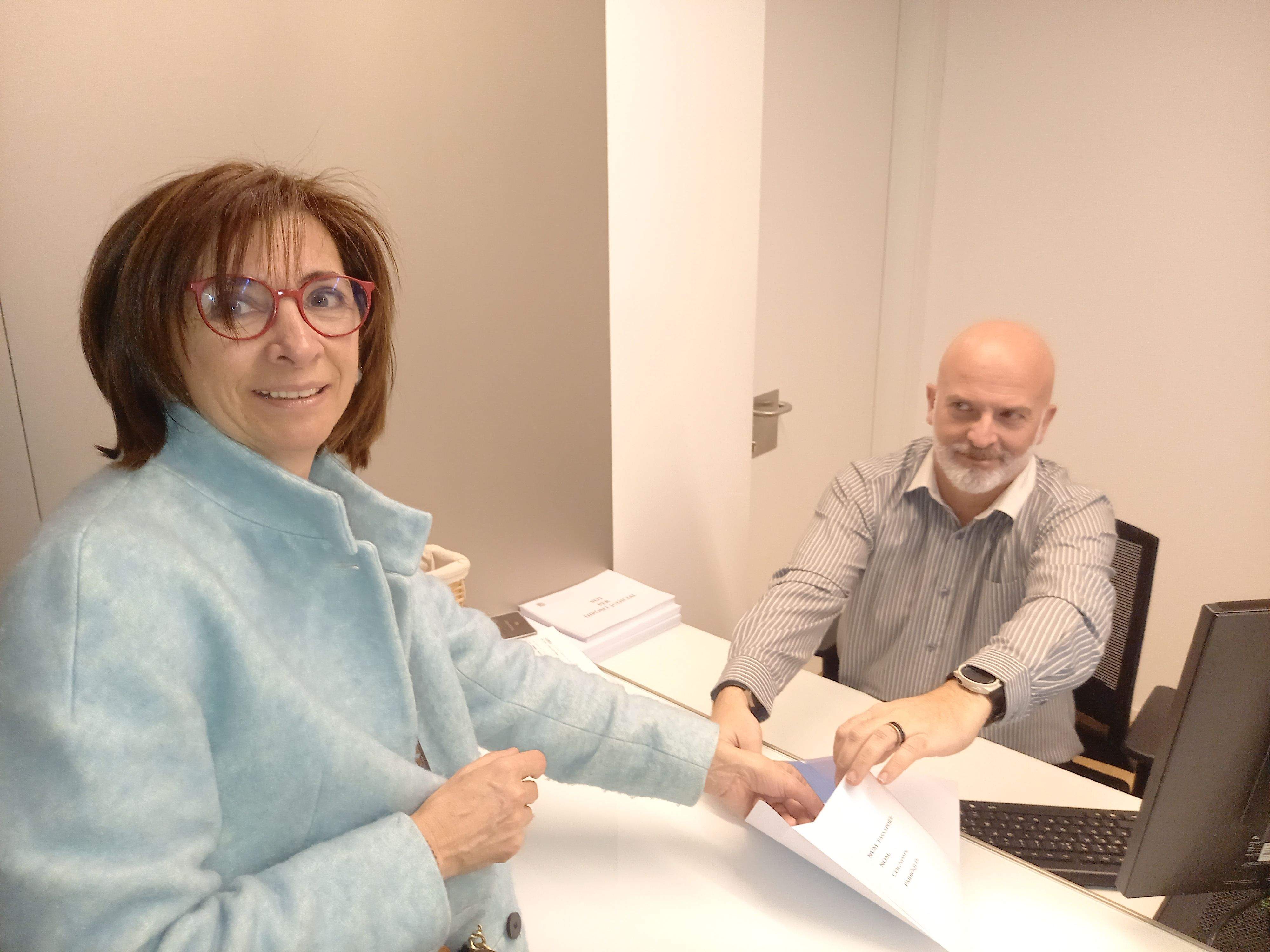 Una de les persones que ha anat a votar a la Batllia entregant el seu sufragi.