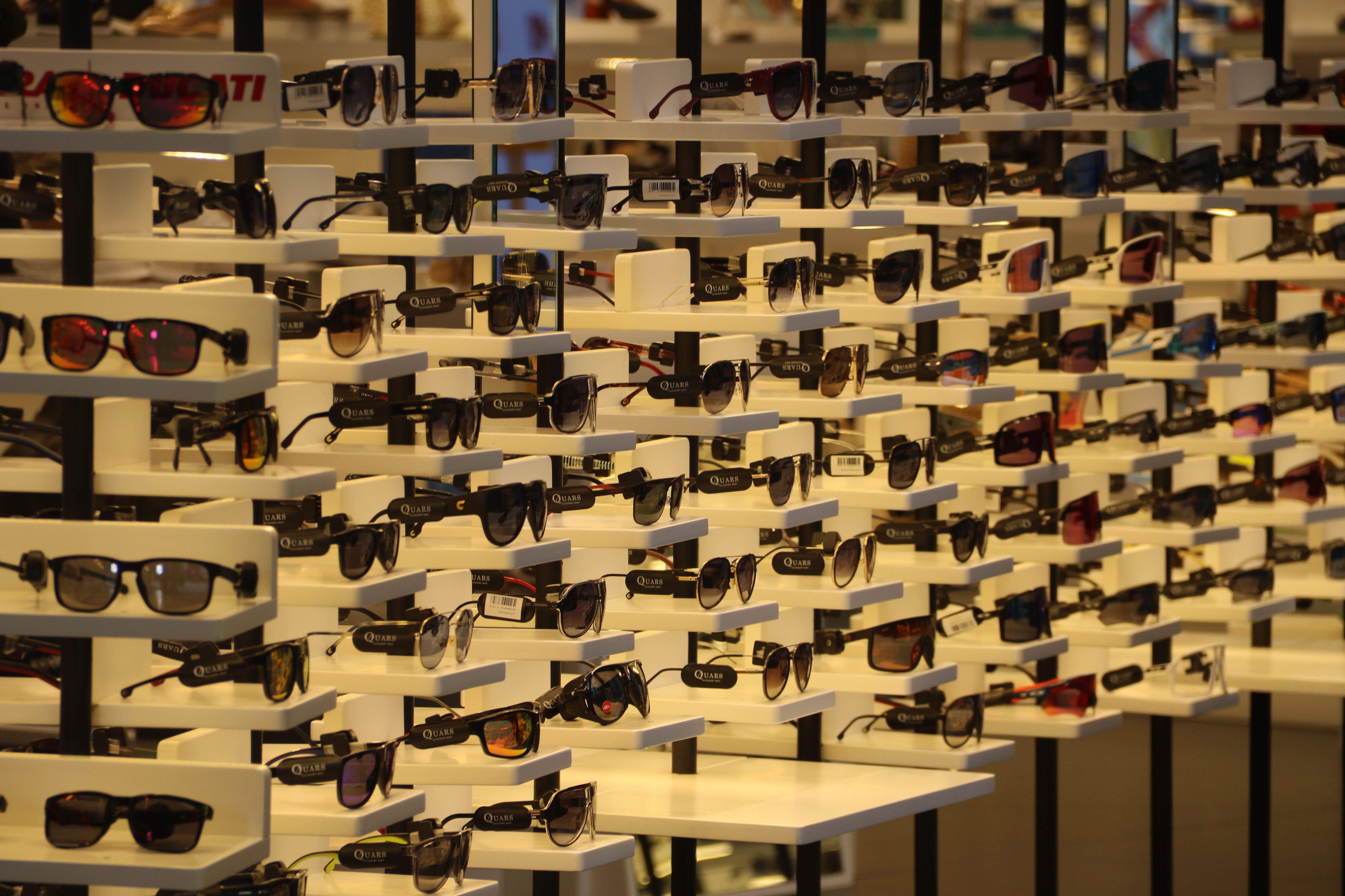 Un expositor d'ulleres d'un establiment de la mateixa cadena que l'afectada.