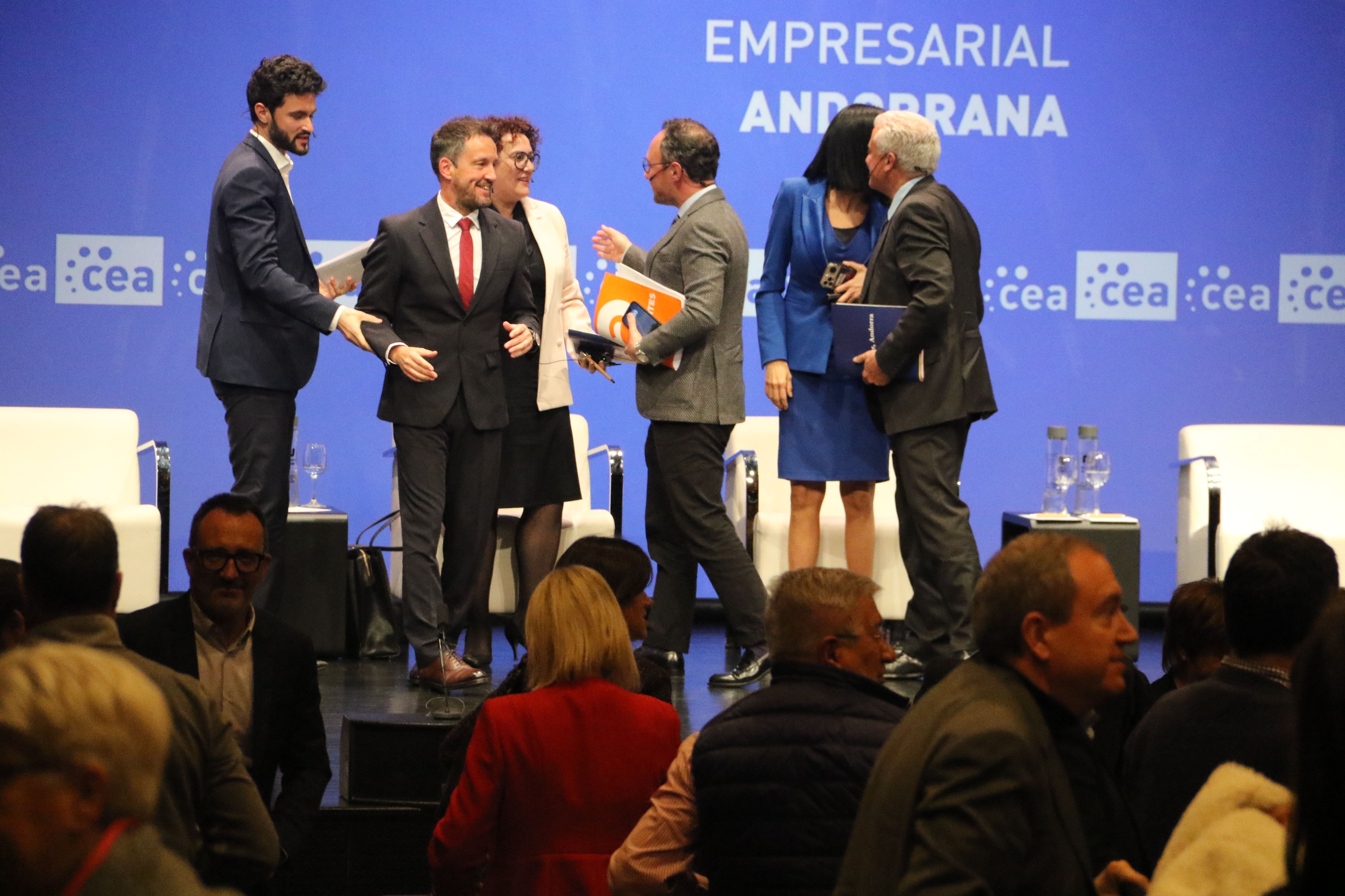 Els candidats se saluden al final del debat.