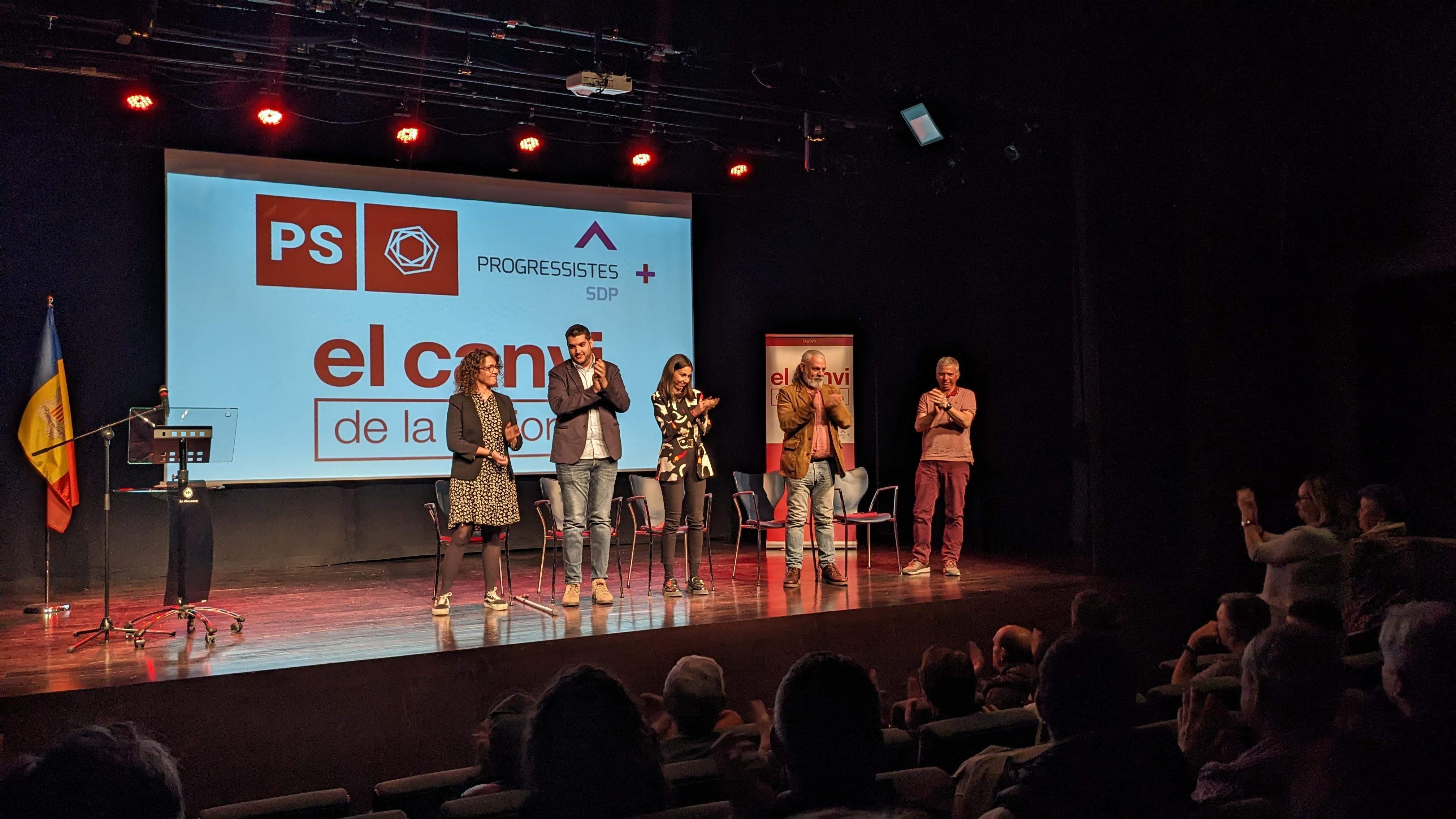 Els candidats de PS SDP+ de la Massana acompanyats de tres integrans de la llista nacional a la reunió de poble al teatre de les Fontetes