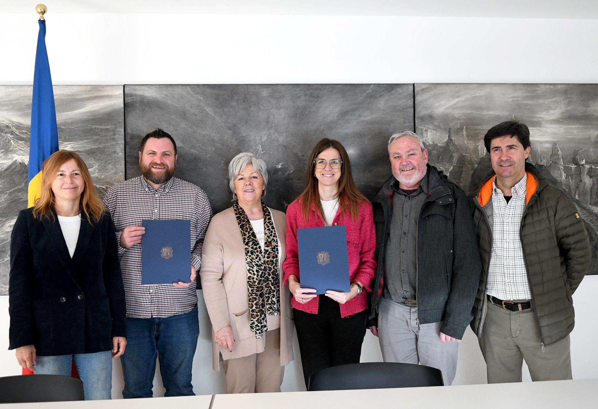 Representants del ministeri de Cultura i de Velles Cases Andorranes després de firmar un conveni amb Cultura.