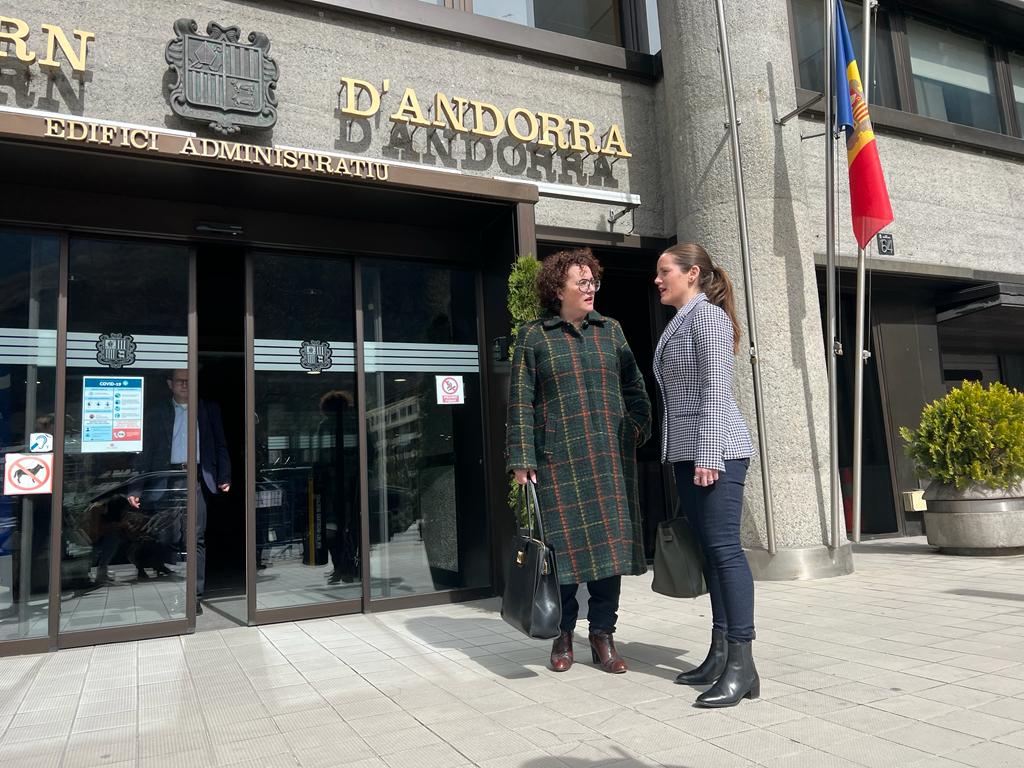 Les candidates d'Acció davant l'edifici administratiu, Judith Pallarés i Noëlia Souque