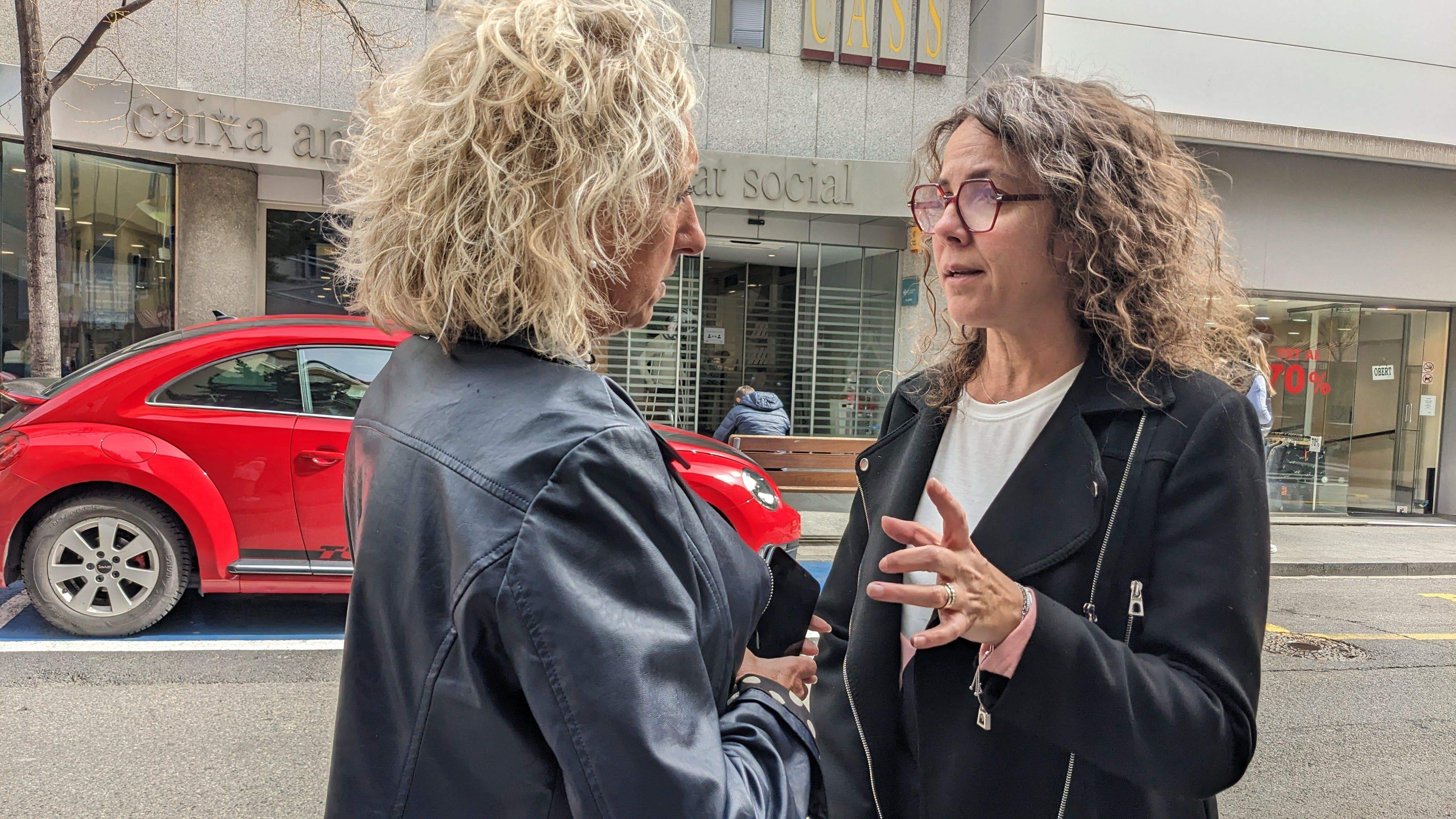 Judit Salazar conversa amb Anna Carrión davant la CASS