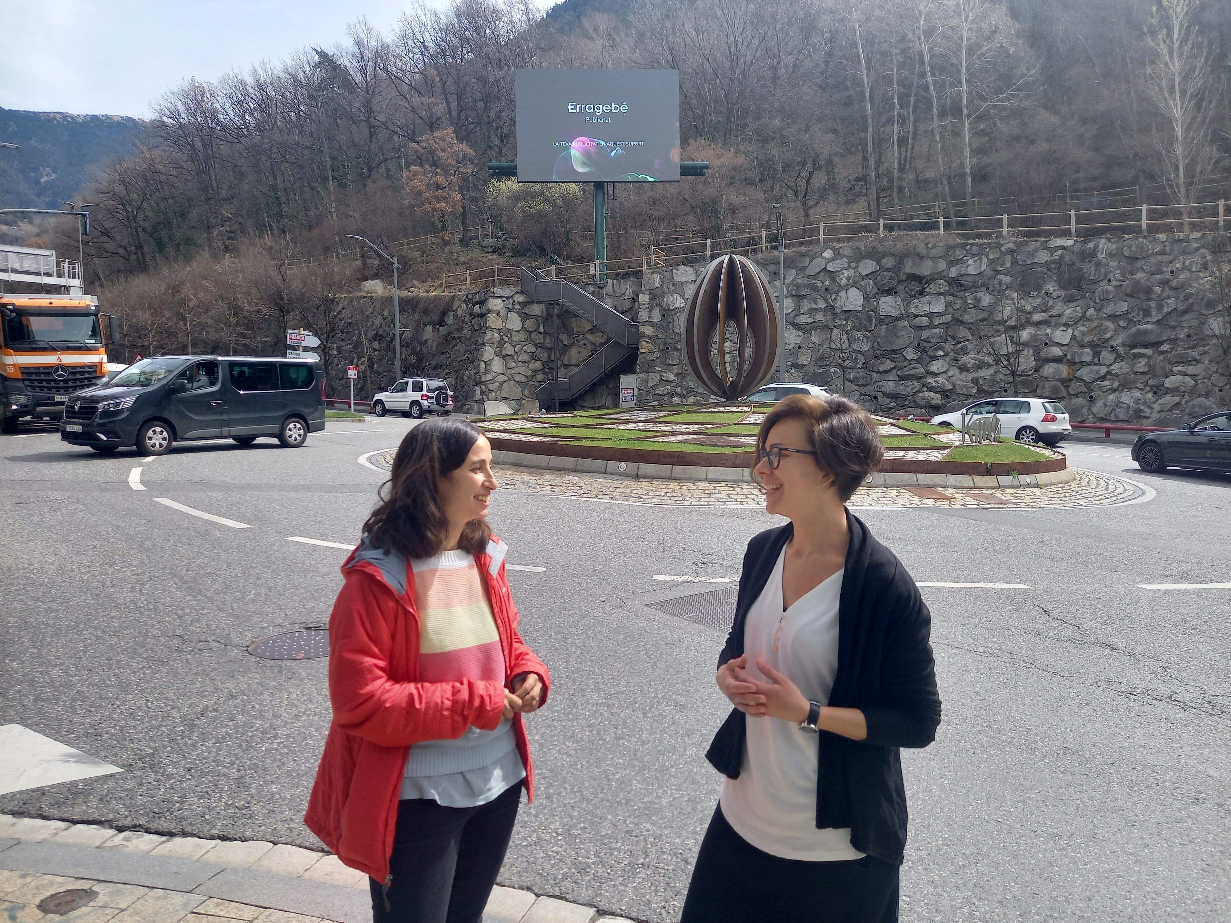 Olalla Losada amb Núria Segués a la rotonda del quilòmetre zero.