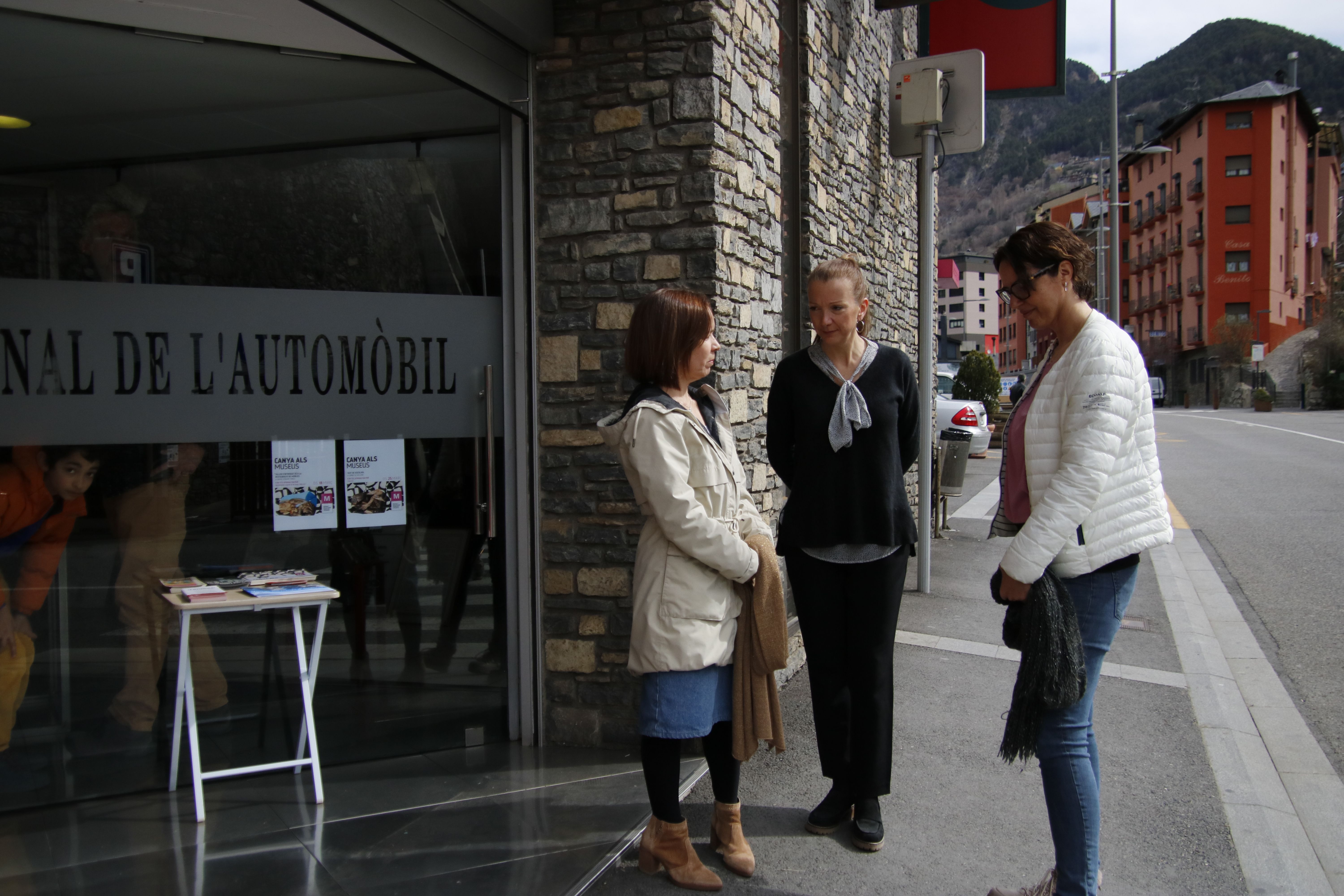 Marta Pujol, Susagna Venable i Maria Alaminos davant el Museu de l'Automòbil a Encamp