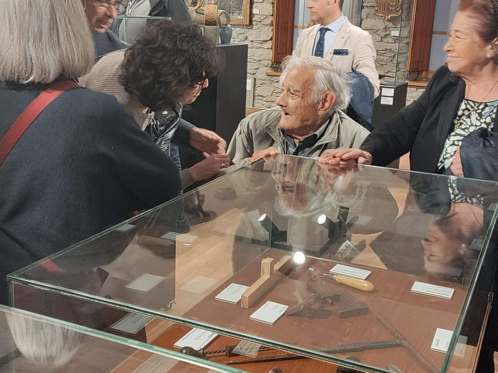 L'artista Sergi Mas conversa amb la tècnica de Patrimoni Cultural, Mercedes Campos.