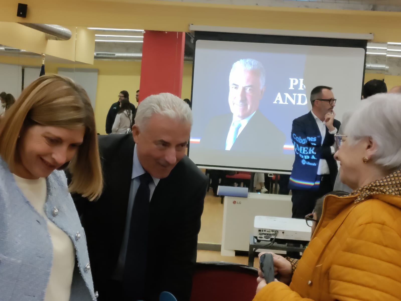 Els candidats Mireia Martí i Josep Maria Cabanes parlen amb assistents  a la reunió.