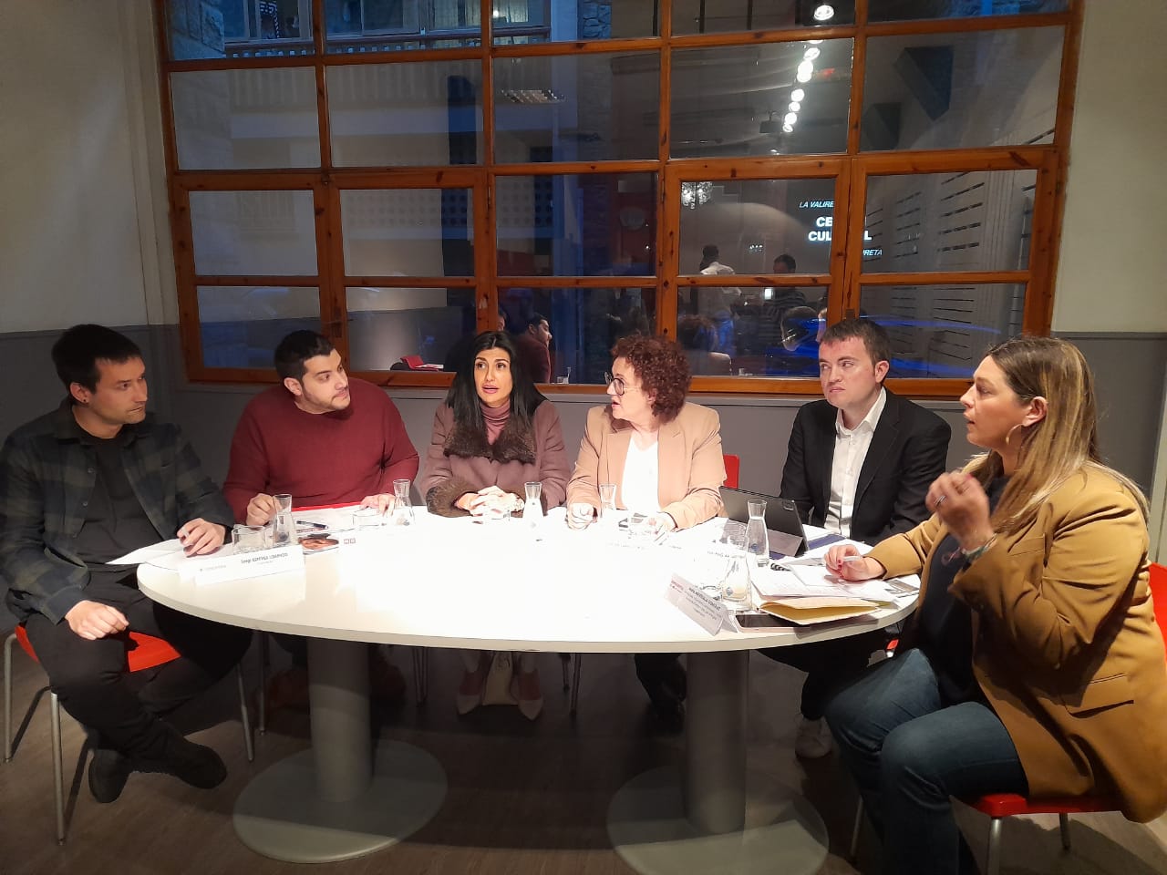 Candidats en les passades eleccions participant en un debat específic pels joves.