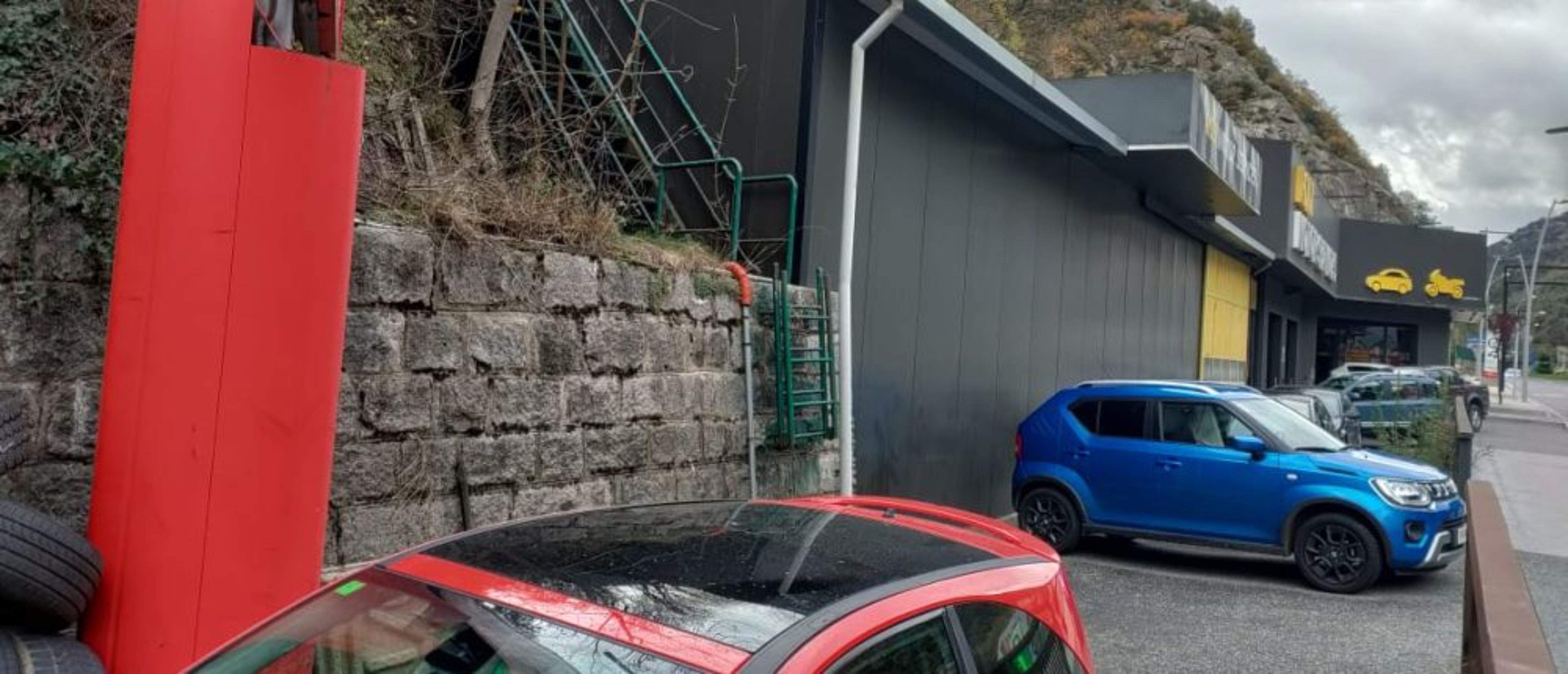 Zona on hauria d'anar l'edifici de pisos. Zona on hauria d'anar l'edifici de pisos.