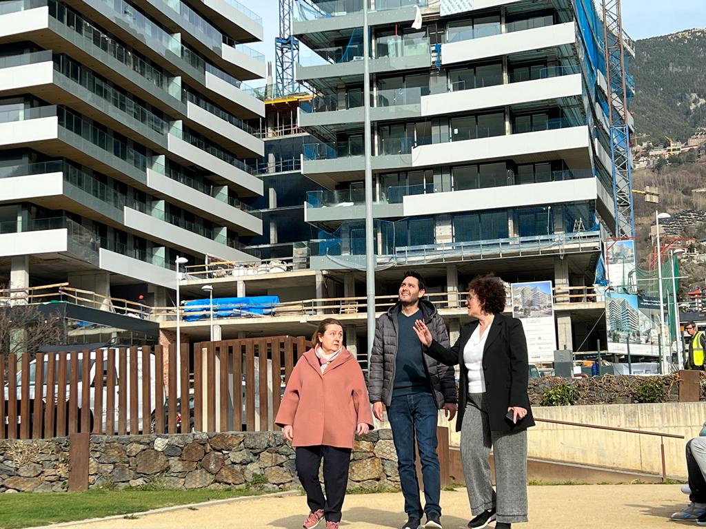 Pallarés amb els candidats d'Acció davant de les torres d'Escaldes.