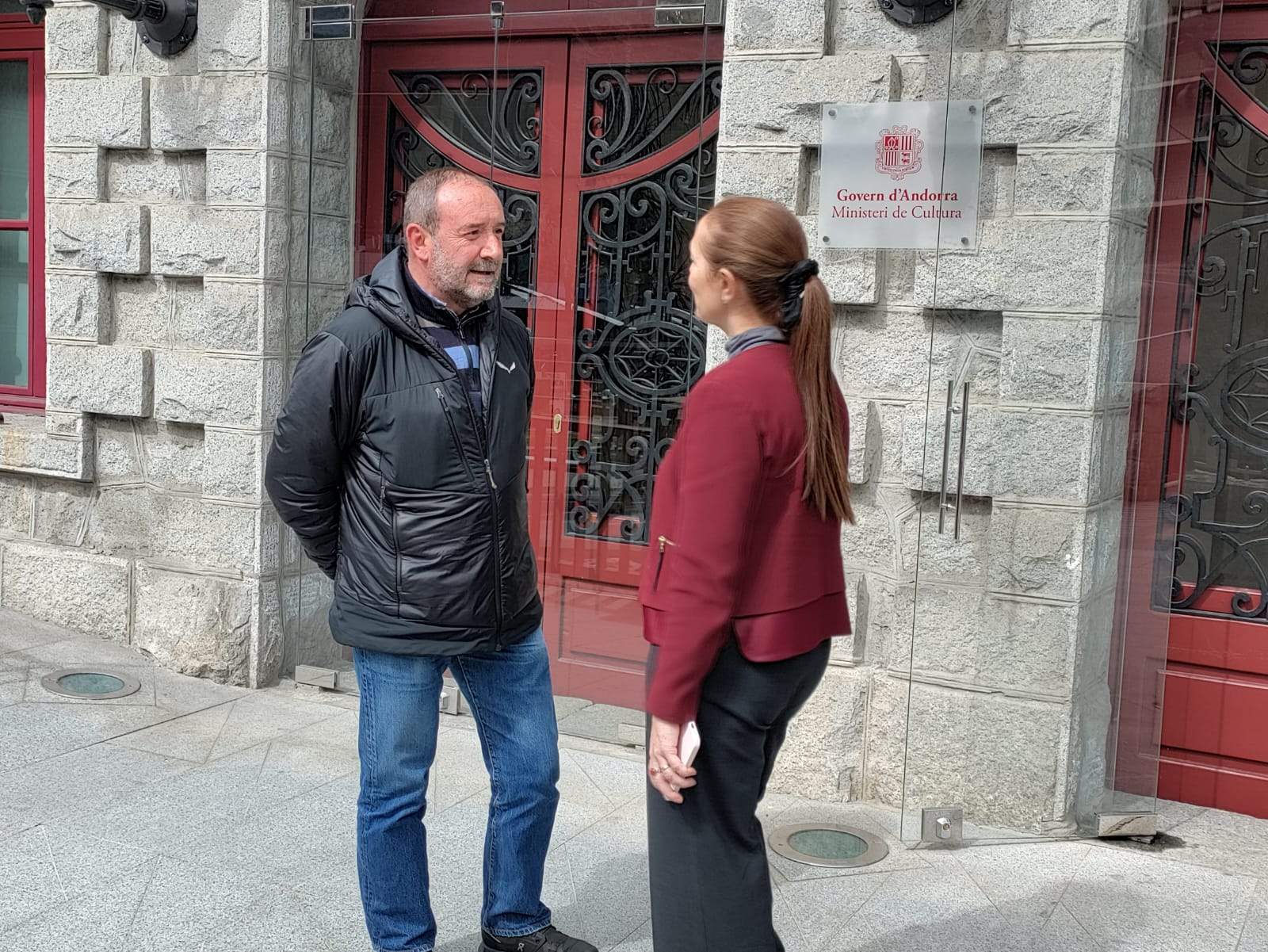 Els candidats de Liberals d'Andorra, Jordi Troguet i Maribel Lafoz a la porta de l'Hotel Rosaleda, seu del ministeri de Cultura a Encamp,
