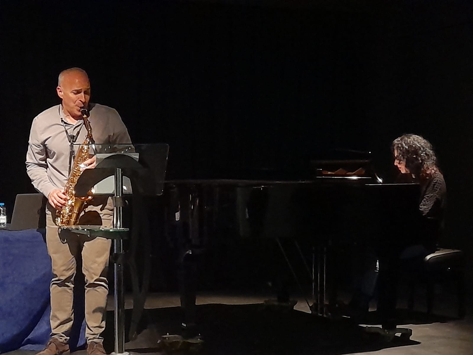 Efrem Roca tocant el saxo durant la roda de premsa