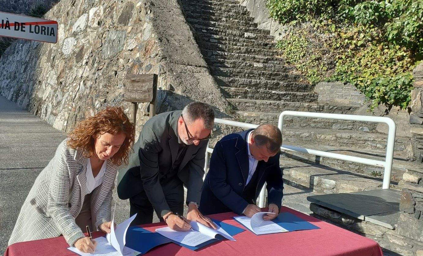 Calvó, Filloy i Majoral signant l'acord aquest dijous.
