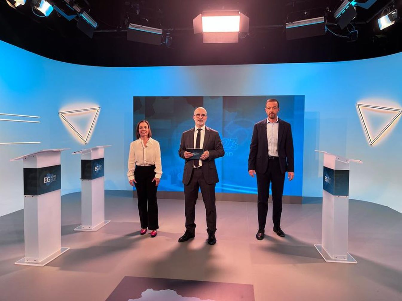 Els candidats territorials d'Encamp amb el moderador en el debat d'aquest dijous a Andorra Televisió.