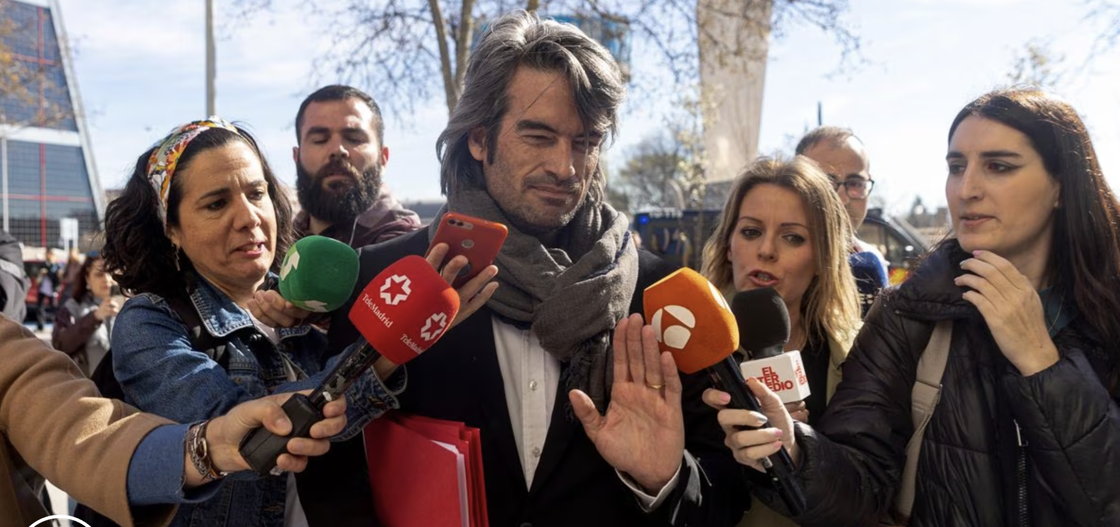 Carlos Mur a Plaza Castilla entre periodistes.