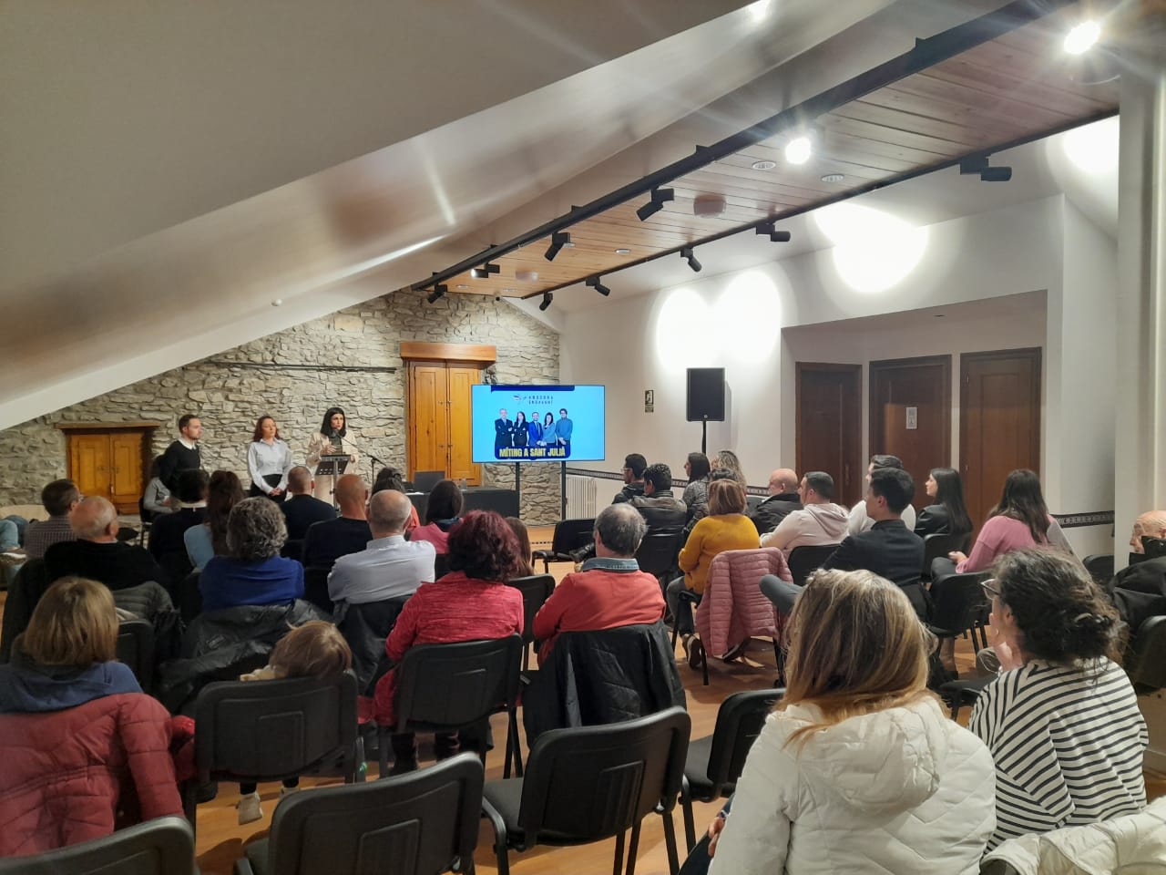 Assistents a la reunió de poble d'Andorra Endavant a Sant Julià