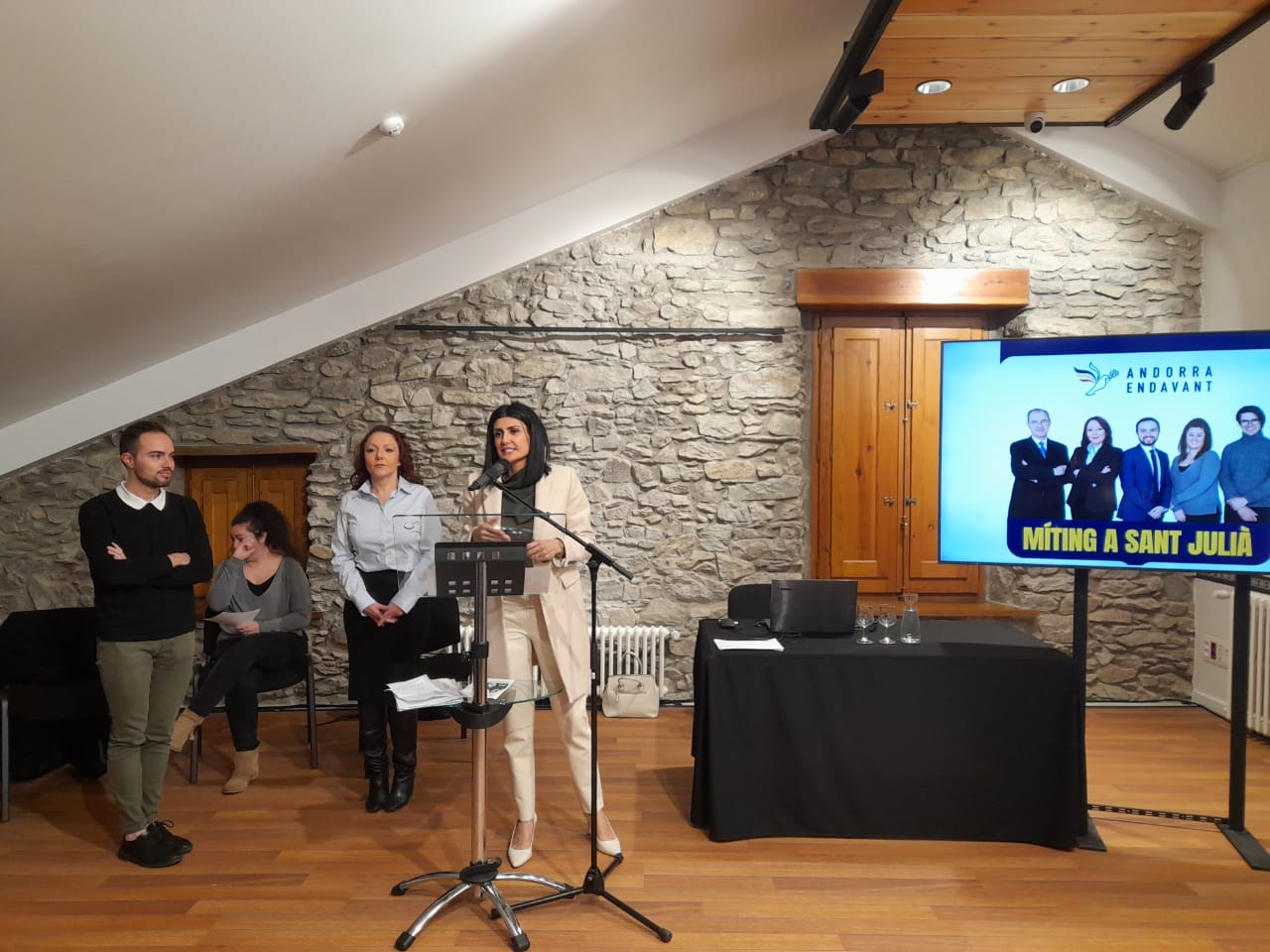 Carine Montaner en la reunió de poble de Sant Julià