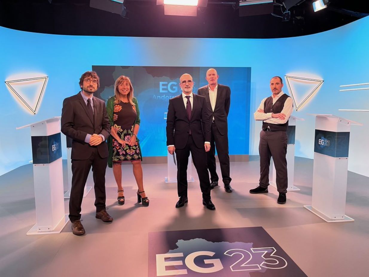 Els candidats territorials d'Andorra la Vella amb el moderador al debat d'aquest divendres a Andorra Televisió.