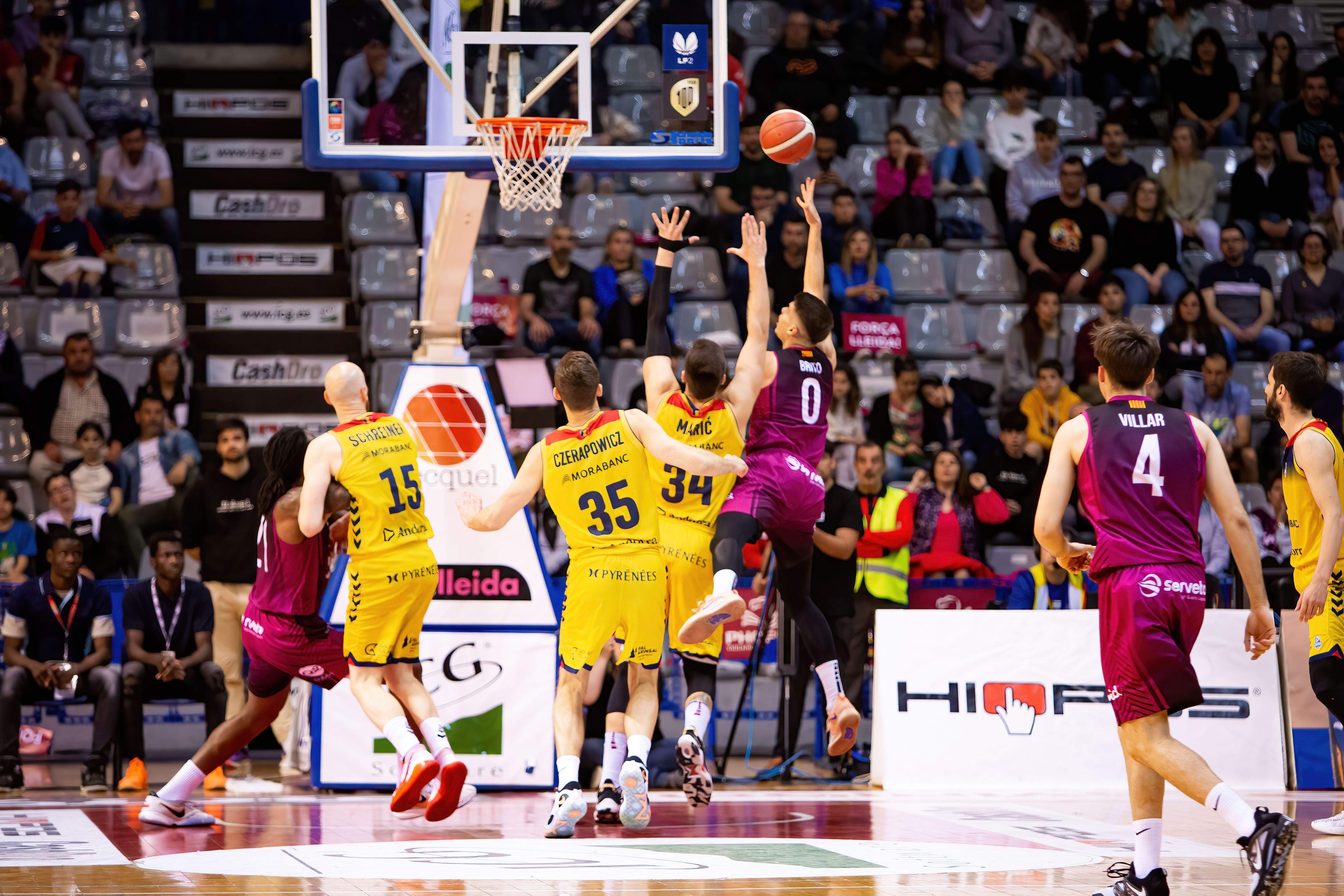 Diego Brito fa una entrada a cistella sense que els jugadors tricolors el puguin aturar.