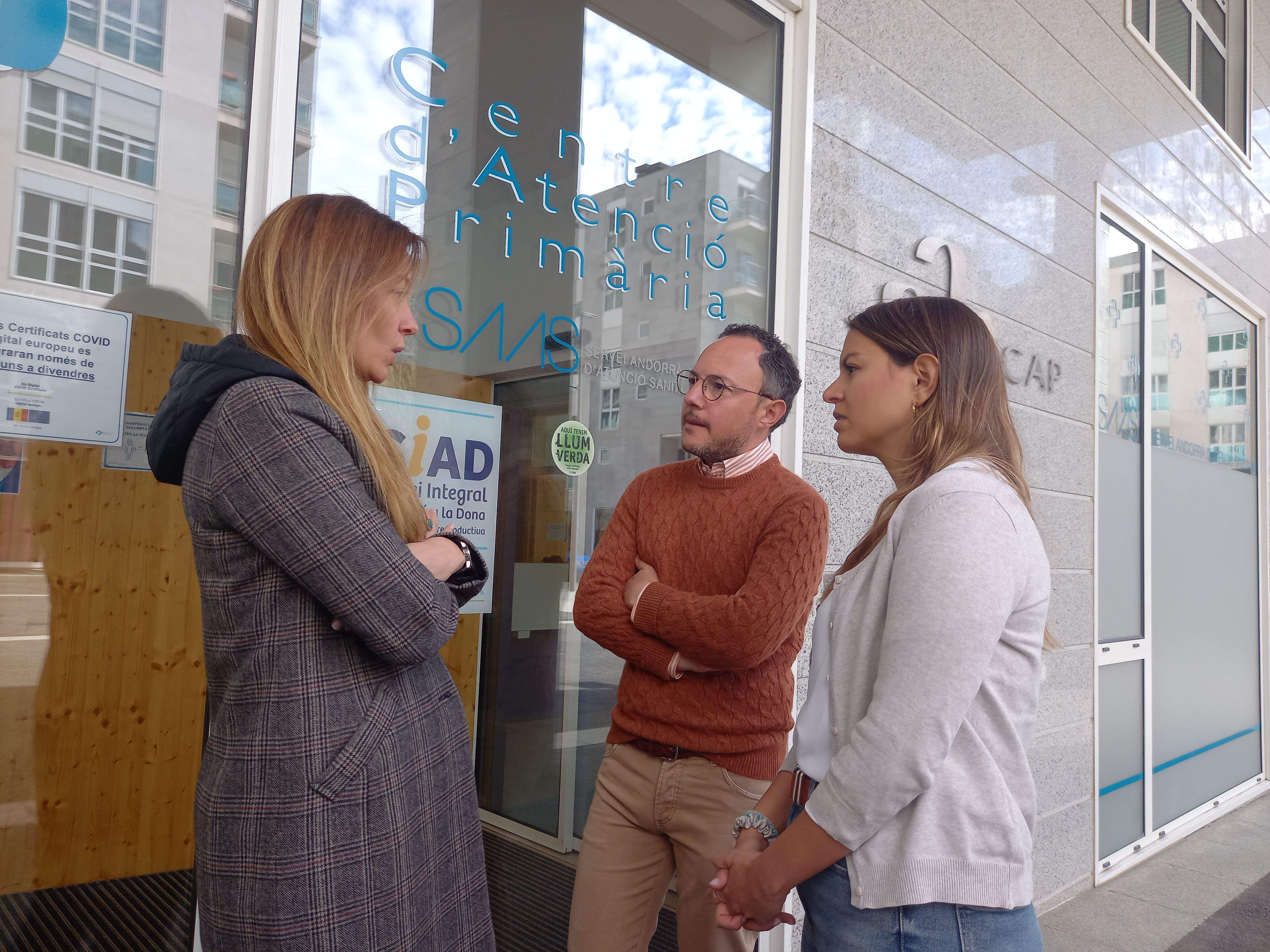 Espot, al costat de les instal·lacions del SIAD amb la cap de llista a Sant Julià, Helena Mas.