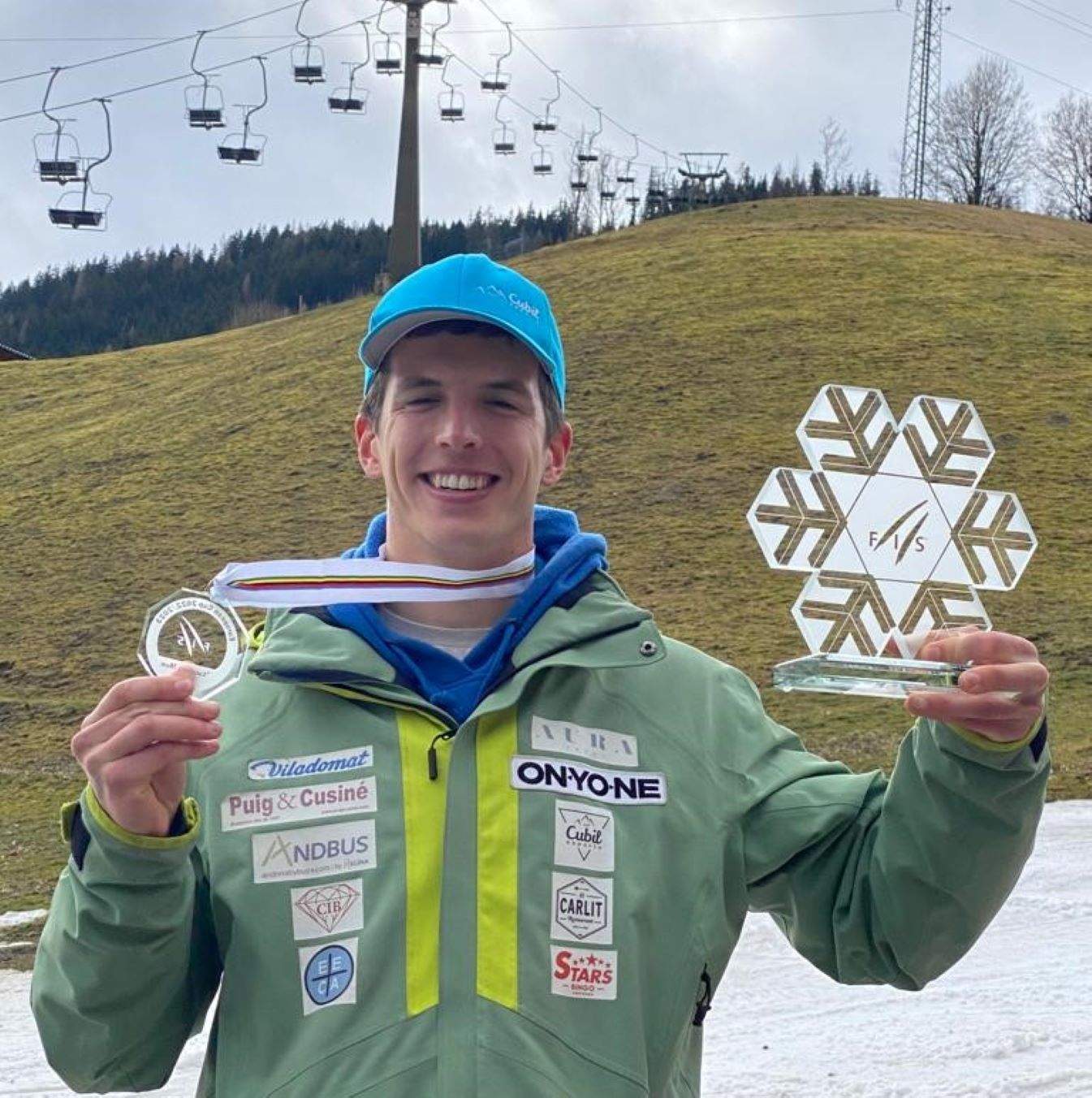 Roger Puig amb la medalla i el trofeu que acrediten les seves victòries a la general i a l'eslàlom de la Copa d'Europa.
