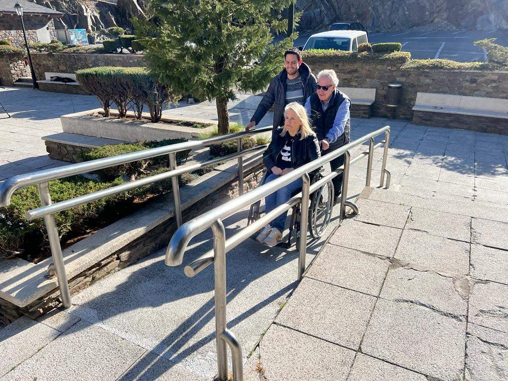 Agustina Grandvallet amb els candidats d'Acció a una de les rampes dels jardins de Casa de la Vall.