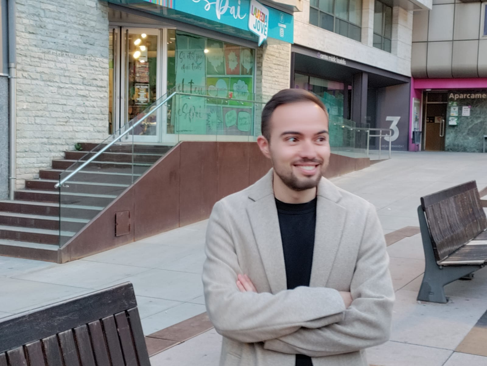 El candidat parroquial d'Andorra Endavant per Sant Julià, Marc Ferreiro, aquest dissabte a la plaça de la Germandat.