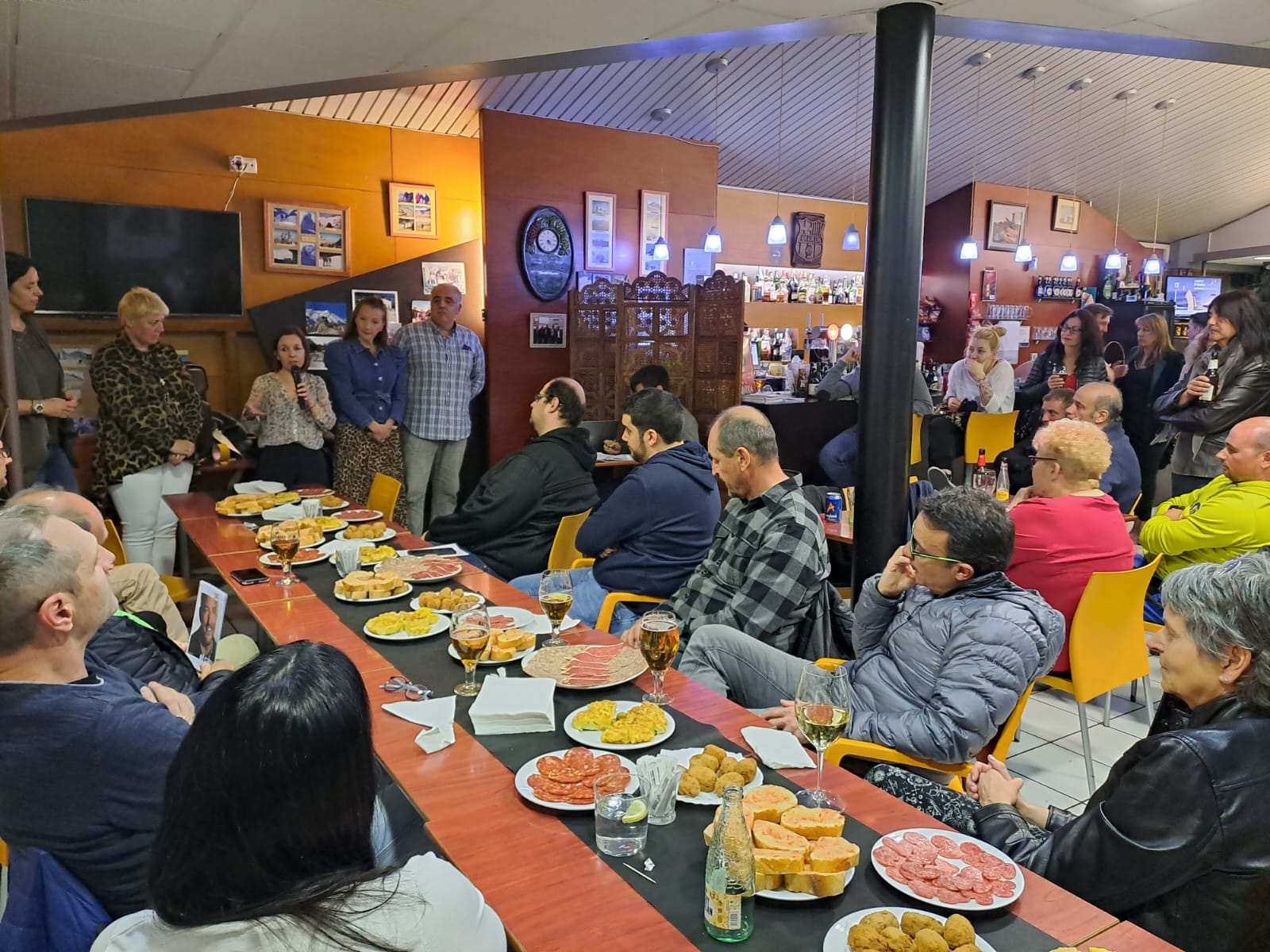 Marta Pujol parla a la trentena d'assistents a la reunió.