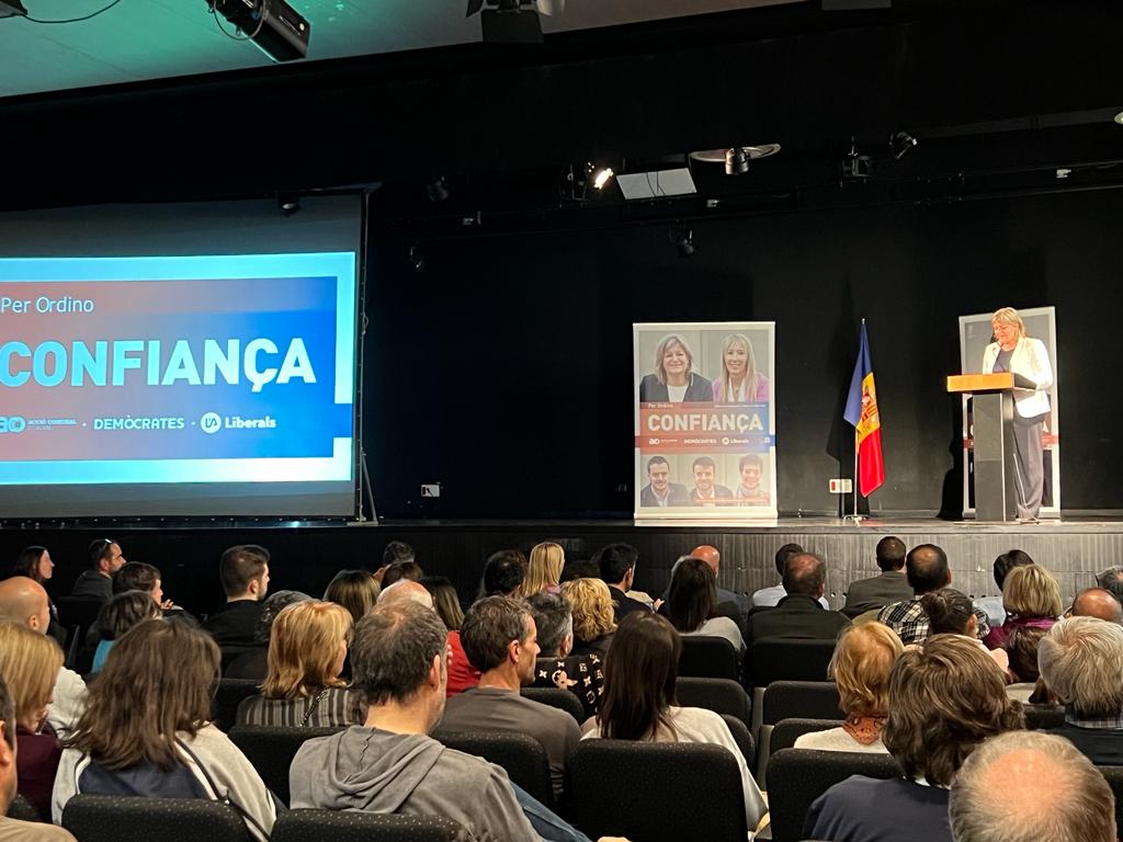 La candidata de la territorial de DA, Berna Coma, durant la reunió de poble a Ordino.