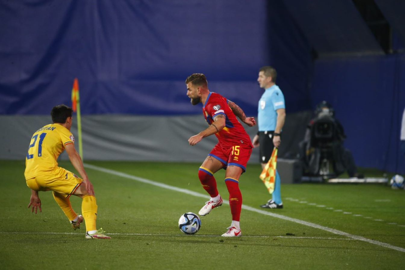 Moi San Nicolás controla la pilota marcat per Morutan al partit d'aquest dissabte.