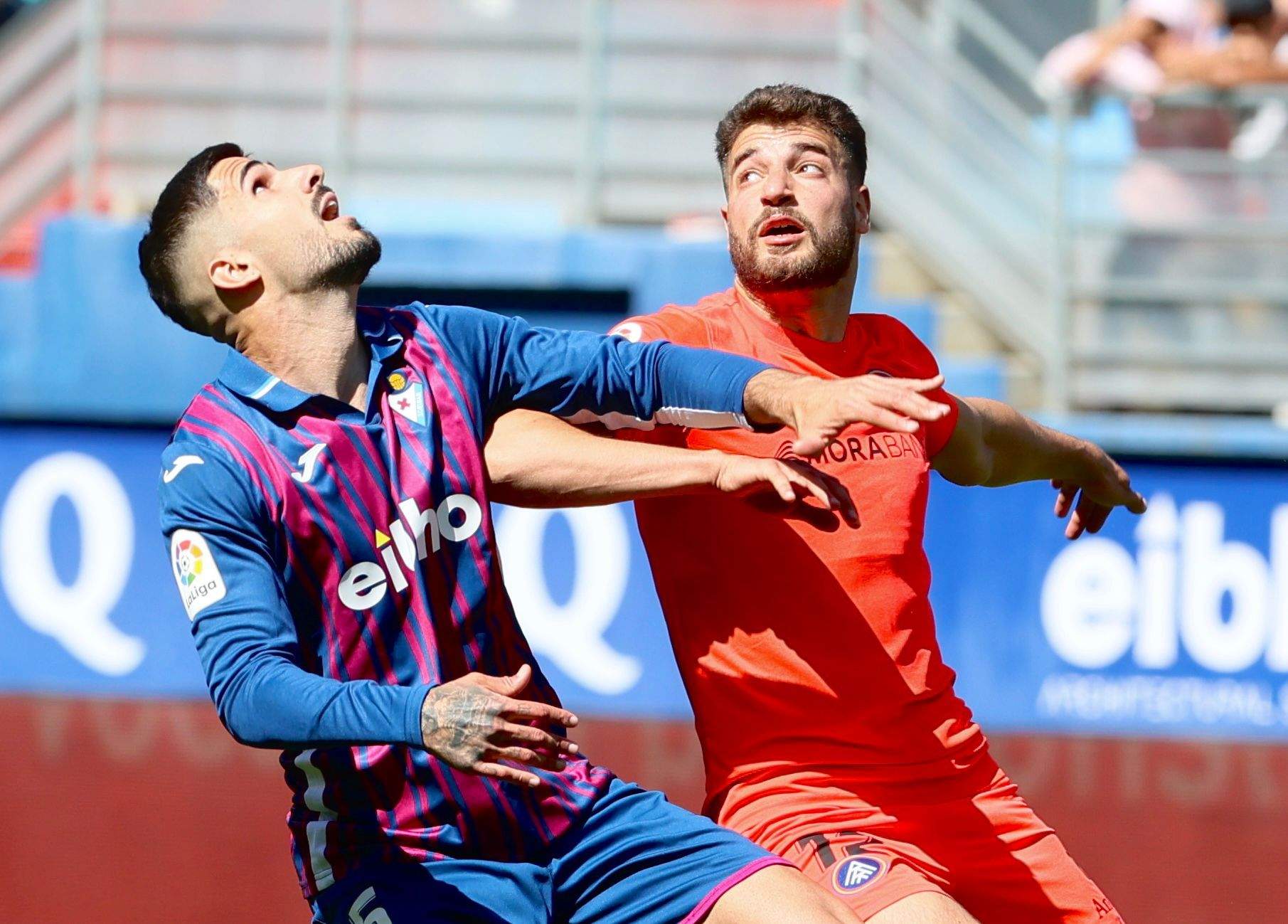 Sinan Bakis lluitant una pilota