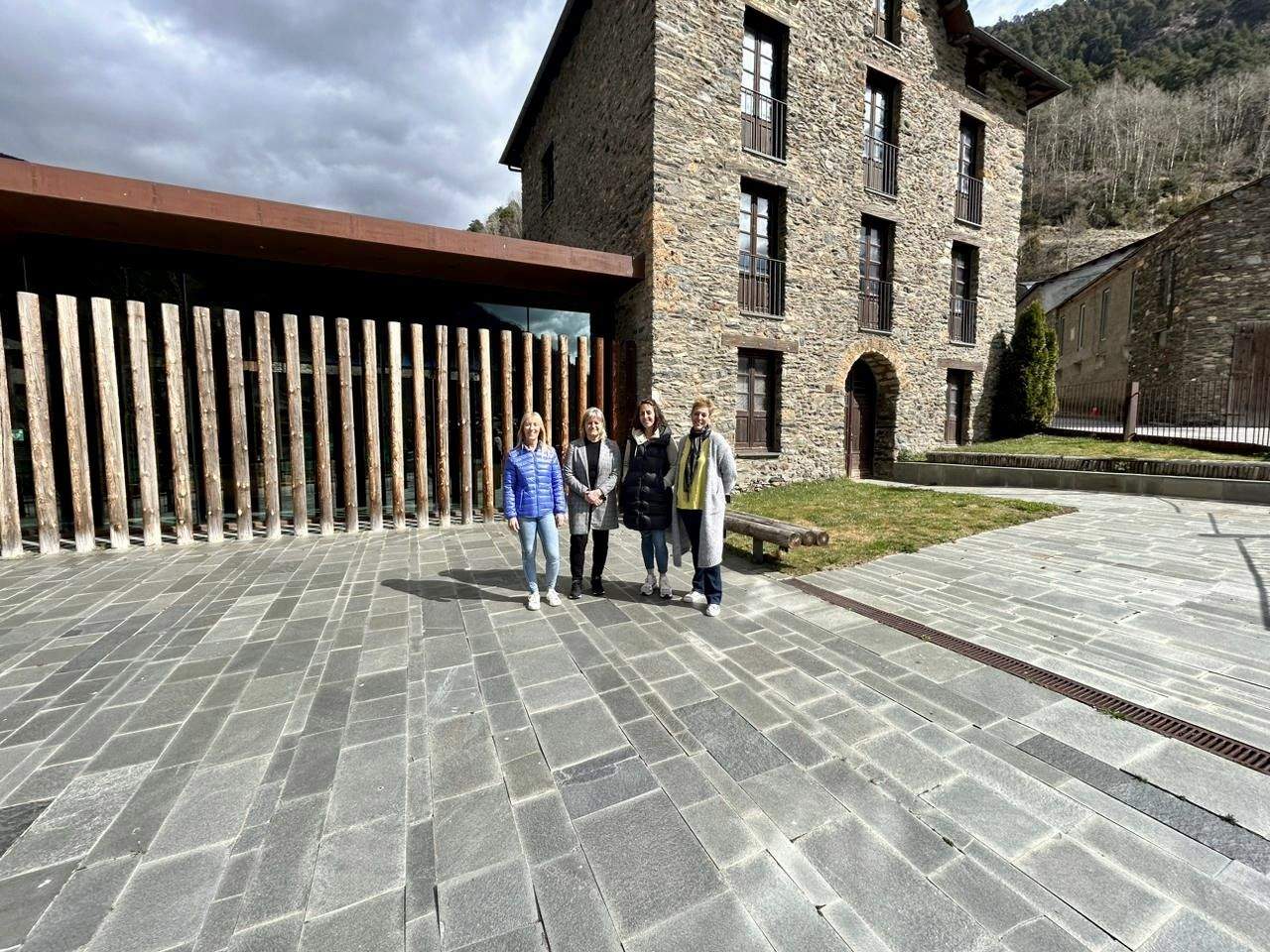 Les candidates demòcrates a l'antic centre de la natura i Casa Masover.