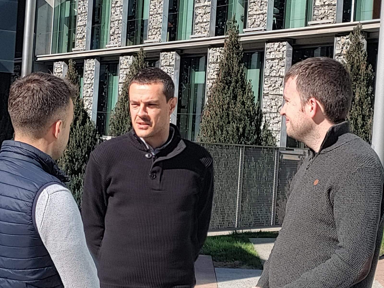 El candidat liberal, Marc Galabert (centre) aquest dilluns a la plaça Lídia Armengol, a Andorra la Vella.