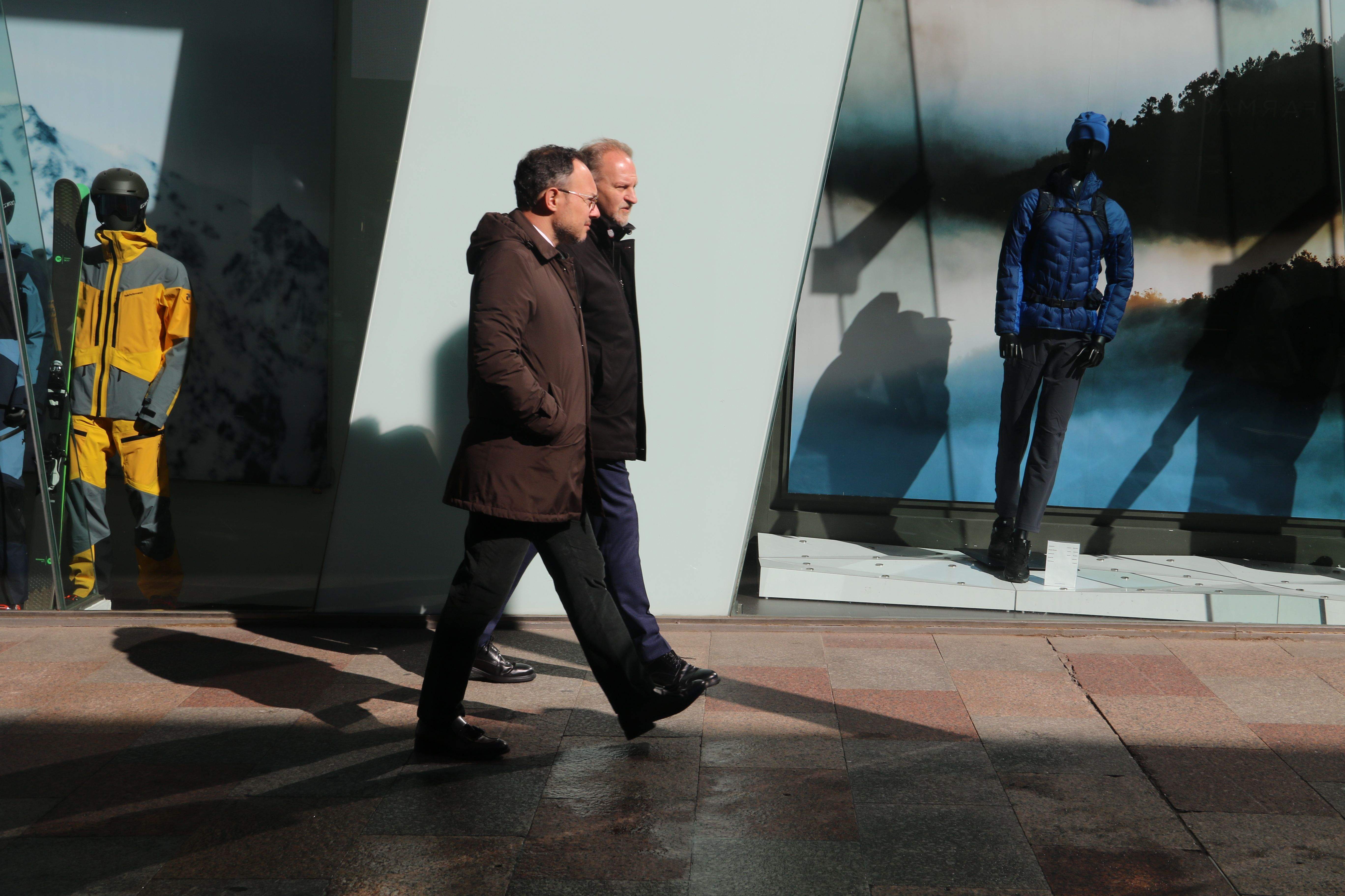 Xavier Espot i Xavier Sopena passejant per l'avinguda Carlemany.