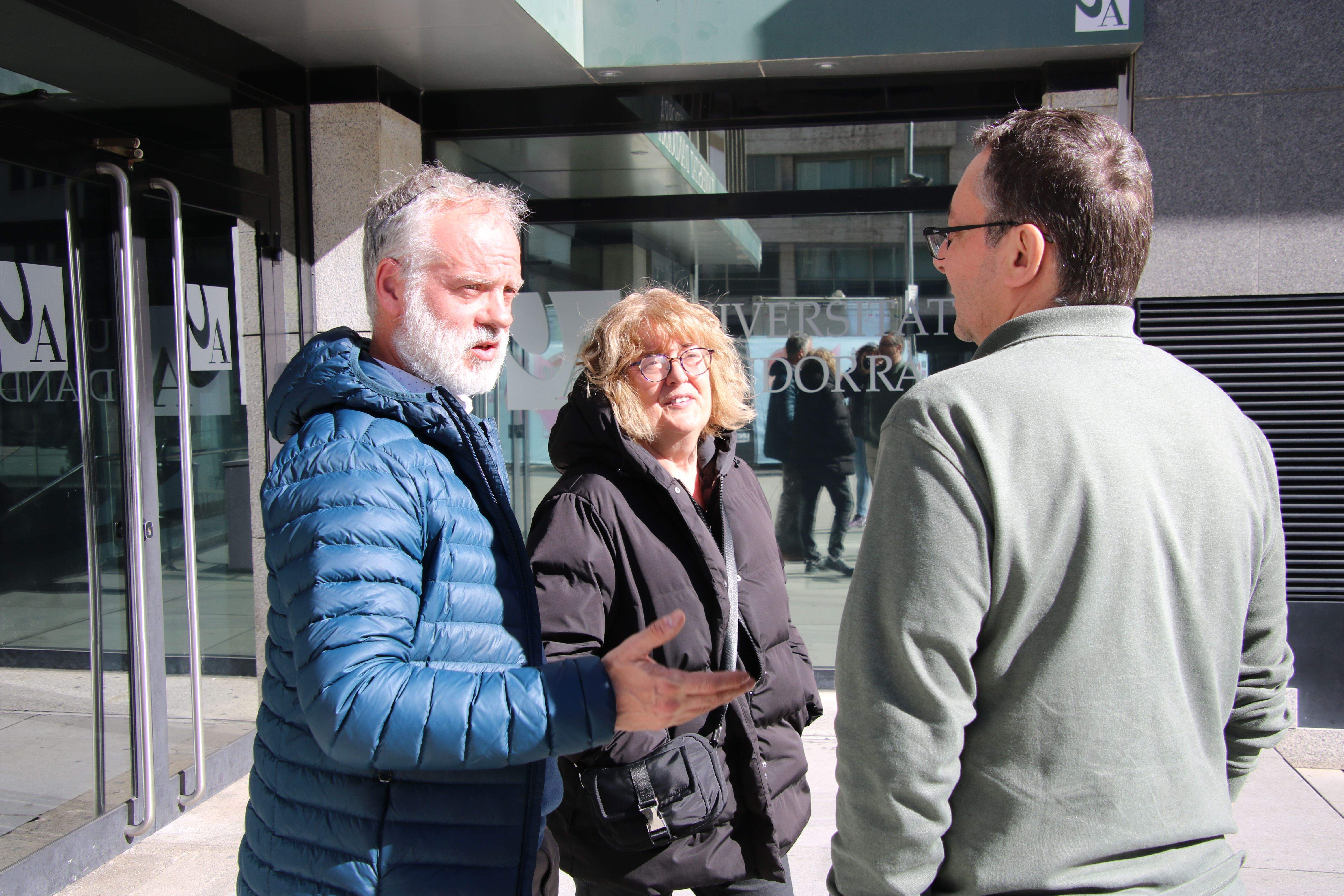 Josep Roig a la porta de la Universitat