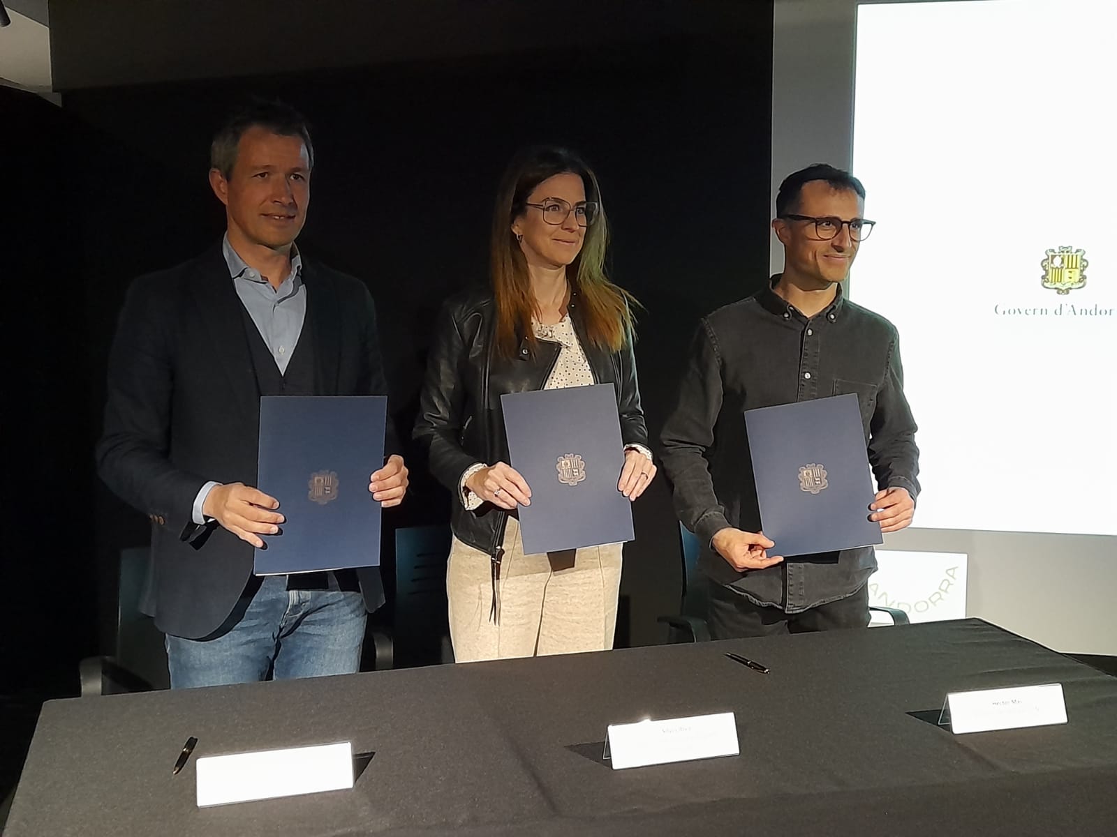 David Astrié, Sílvia Riva i Hèctor Mas després de signar el conveni de col·laboració