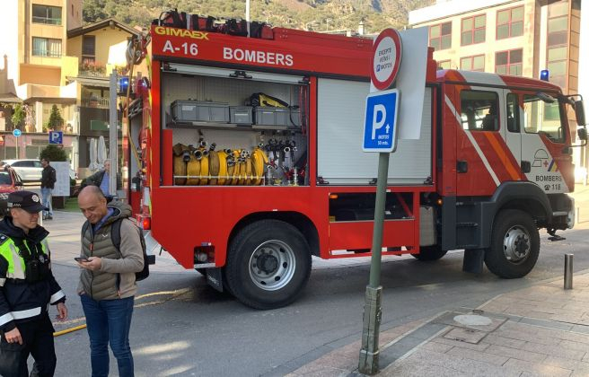El camió de Bombers situat a la plaça Rebés