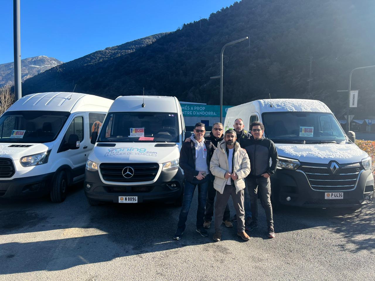 Tres furgonetes amb material en el primer comboi