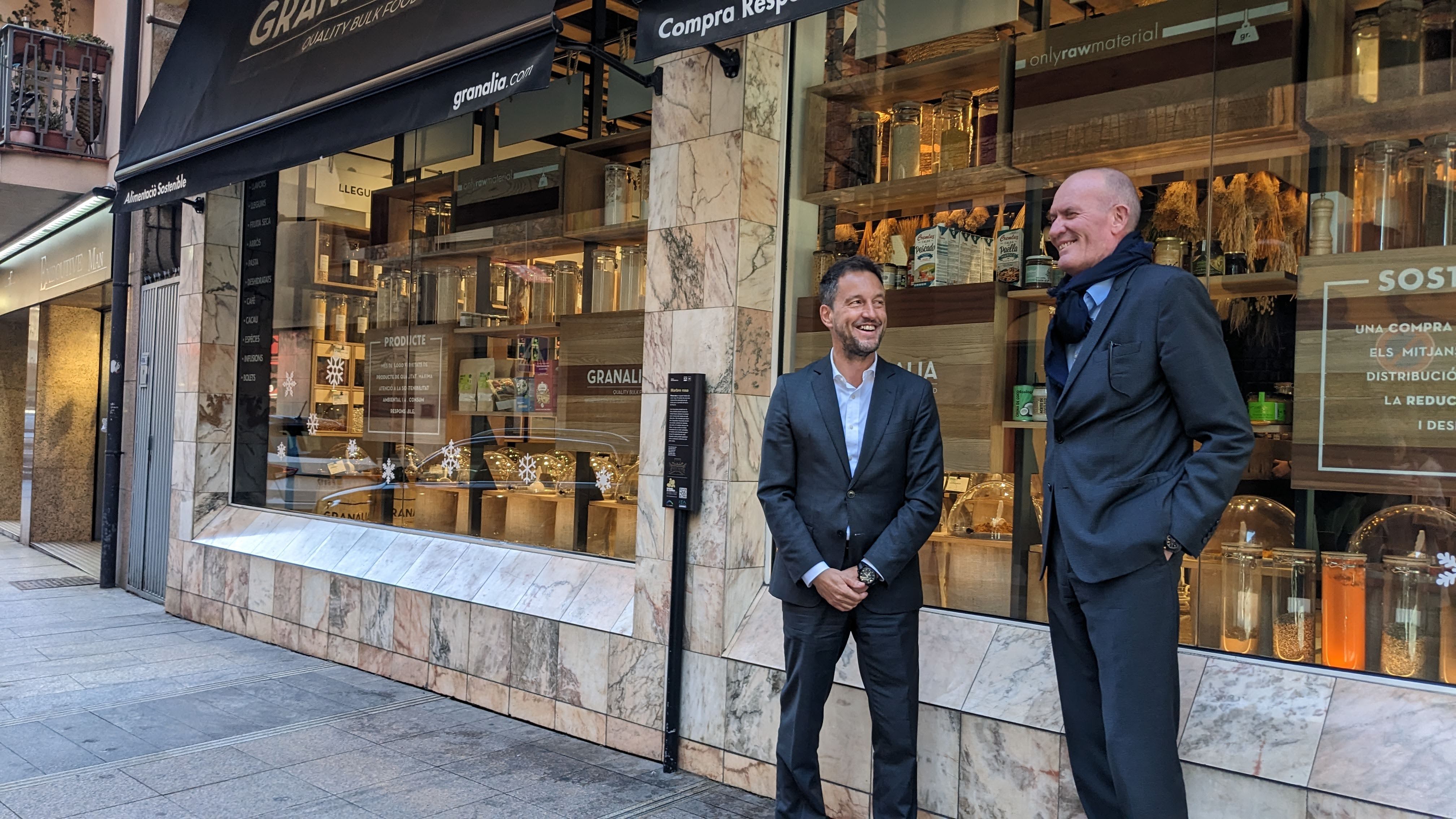 Pere López i Quim Miró a la zona comercial de Prada Ramon